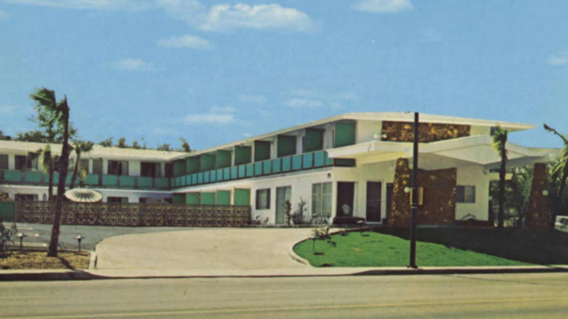Postcard showing the Royal Inn across from the entrance driveway.