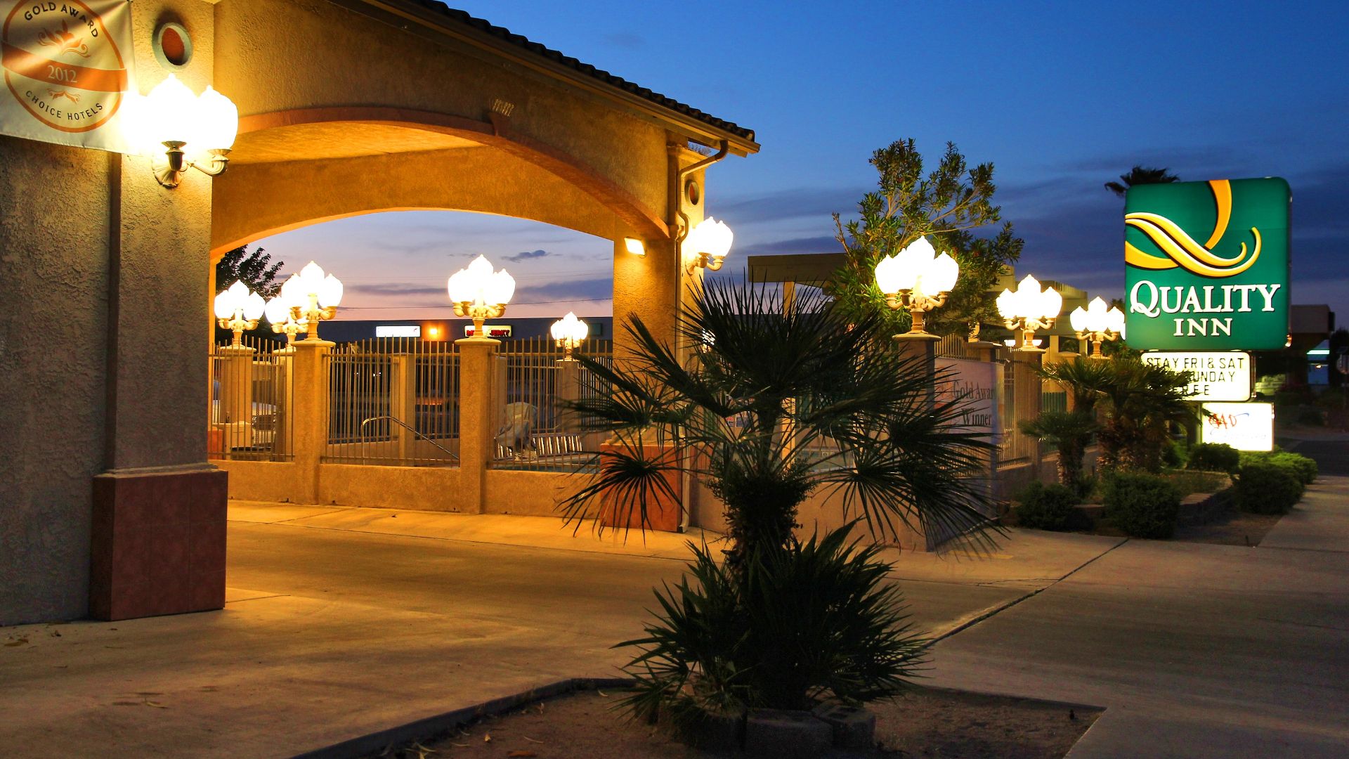 Quality Inn American budget motel chain. Night view of an American motel.