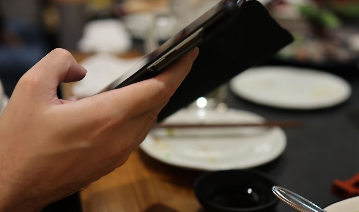 look at smartphone while eating