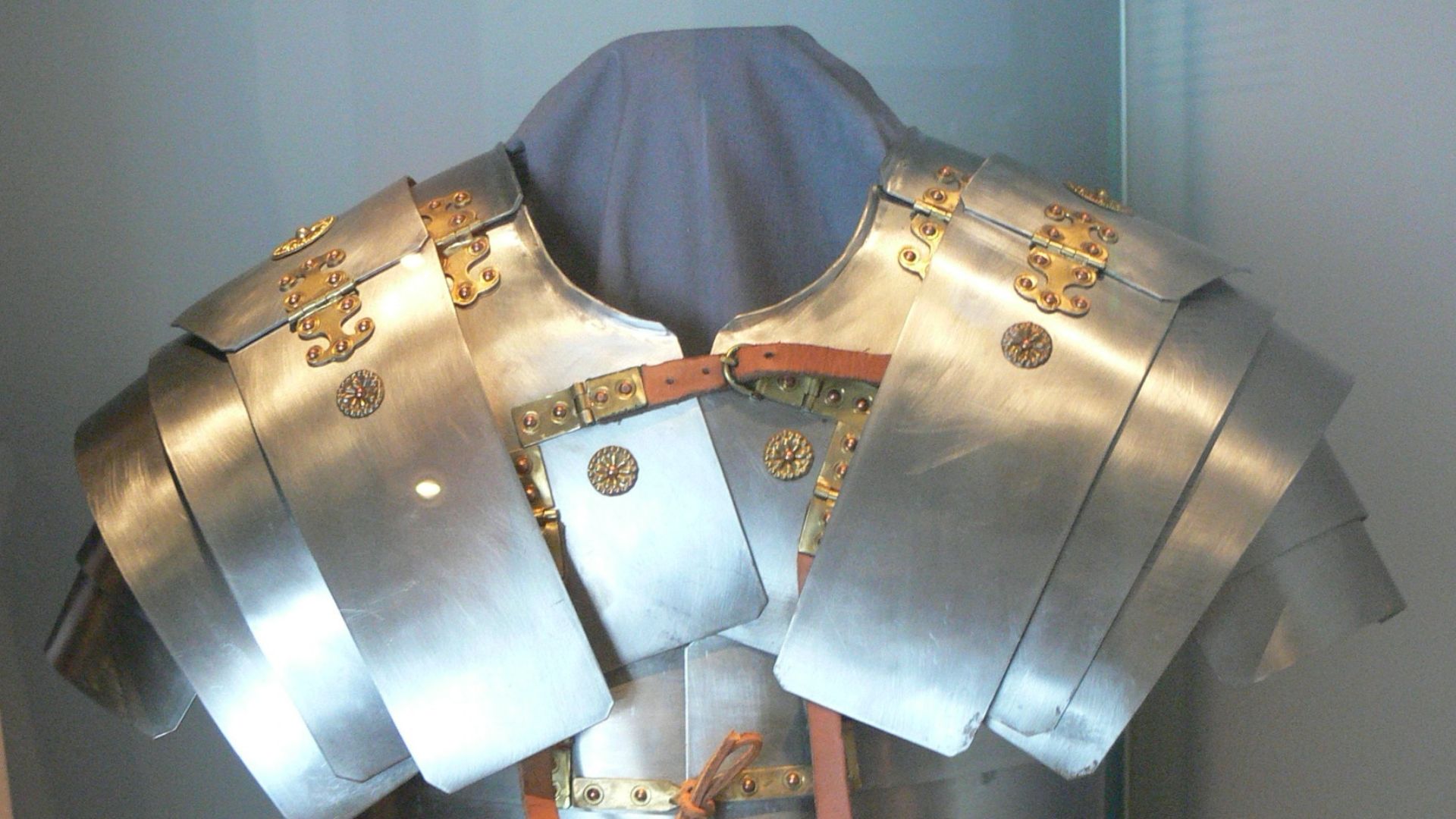 Celtic Museum Manching ( Bavaria ). Reconstruction of an ancient Roman lorica segmentata, Corbridge type 'A'.