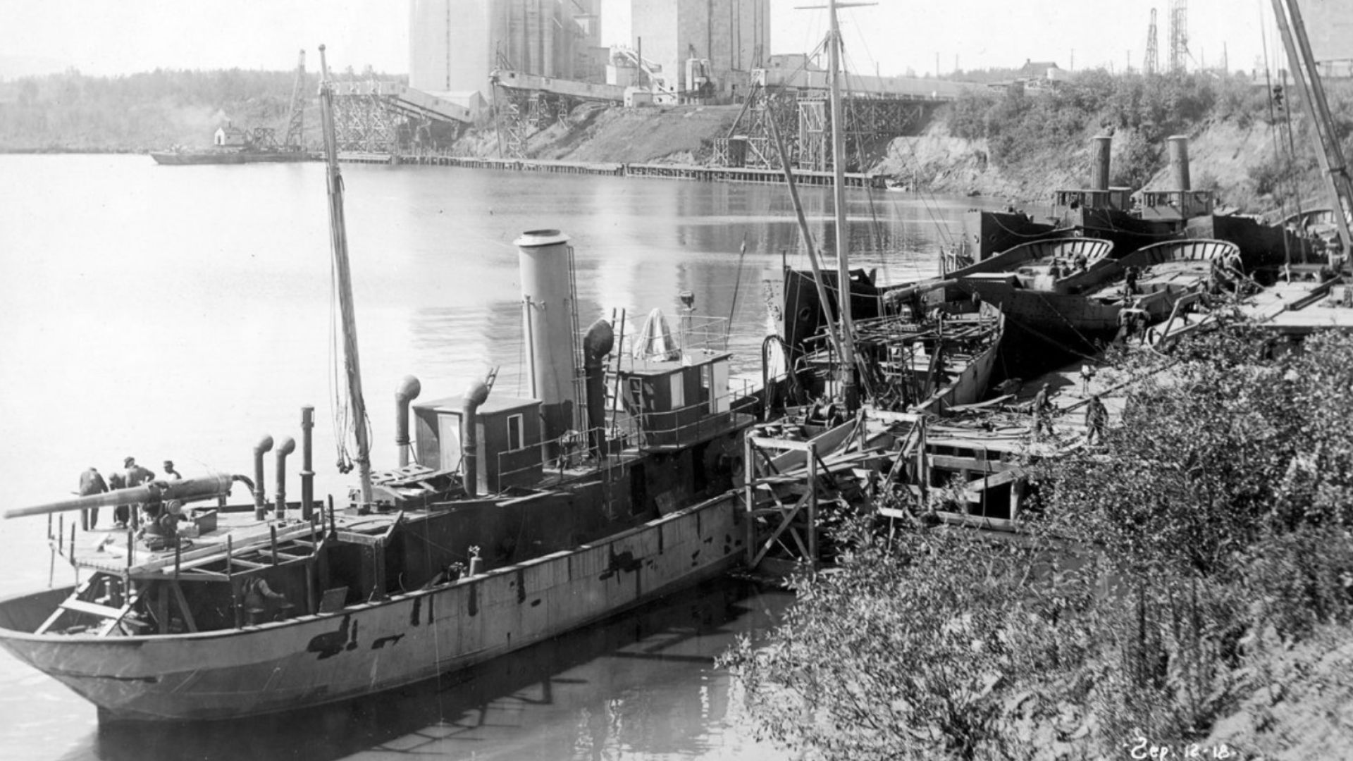 Canadian Car & Foundry, in Fort William, Ontario, built minesweepers for France, in WW1.
Original caption: