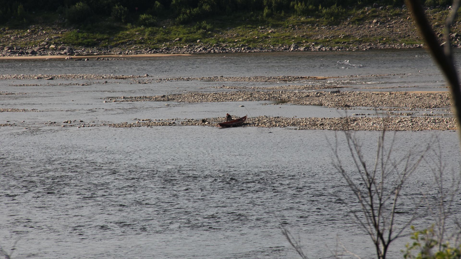 Tana river, Boratbokca fishing area, Utsjoki, Finland. - Taking a break.