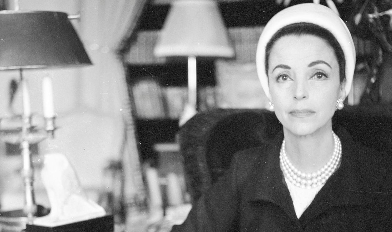  Gloria Guinness