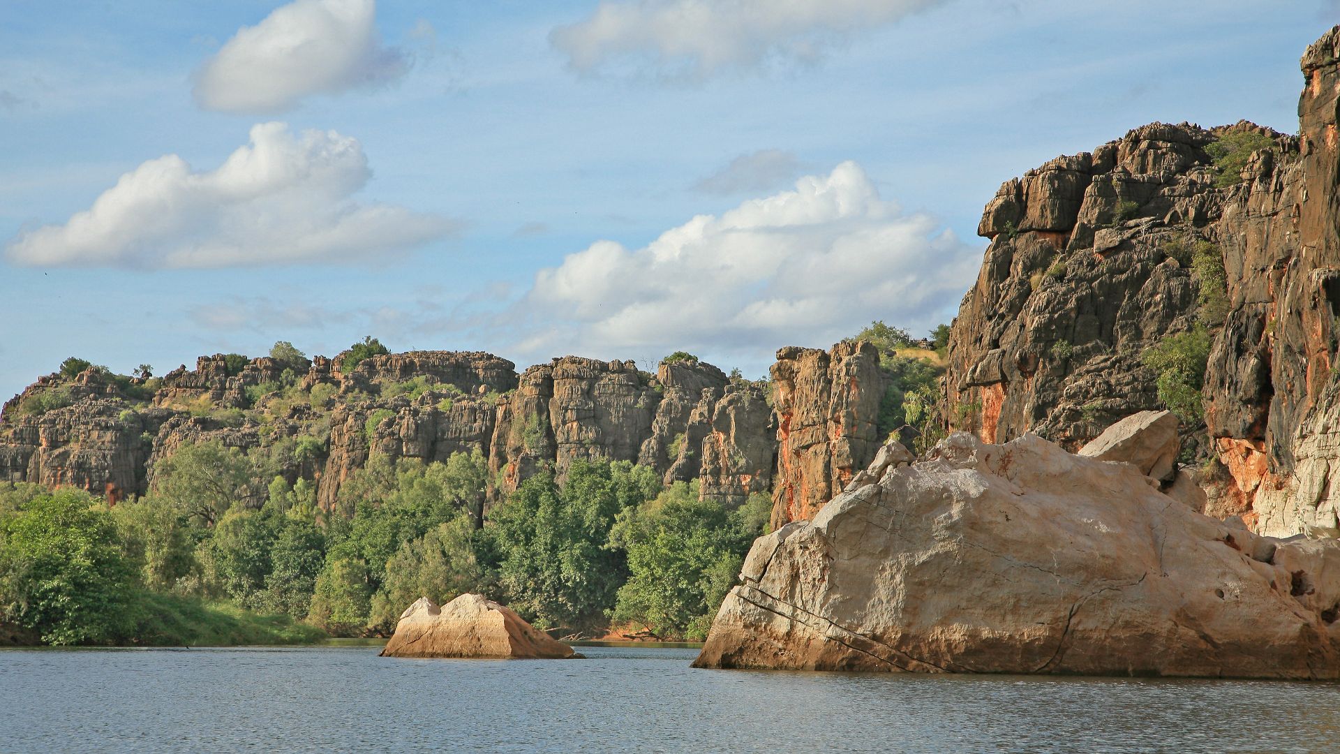 Fitzroy River / Geikie Gorge - eine Schlucht mit 50 bis 100 Meter hohen Kalksteinwänden - befindet sich in der Kimberley-Region, Westaustralien. In der Regenzeit steigt das Wasser in der Schlucht um mehr als 16 Meter hoch an.