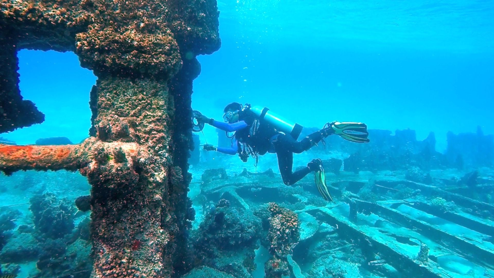 This is a shipwreck engine that is being measured by underwater archeology. This shipwreck uses coal as fuel.