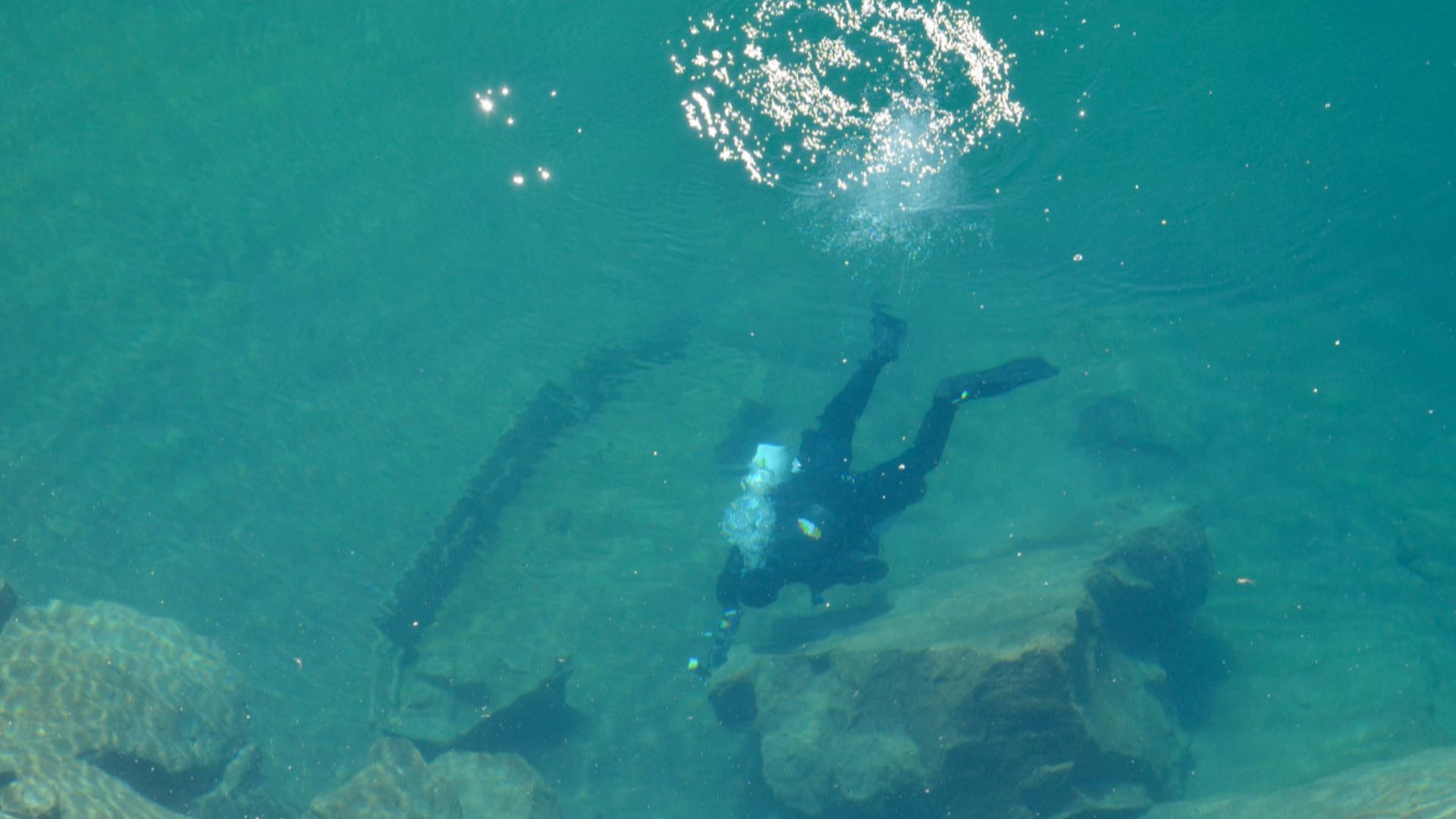 Foto scattata durante la missione di archeologia subacquea presso il Lago del Mandrone (2406 m. s.l.m.) per la documentazione 3D del relitto della barca costruita dagli Alpini del Battaglione Edolo, risalente alla Prima Guerra Mondiale (archivio fotografi