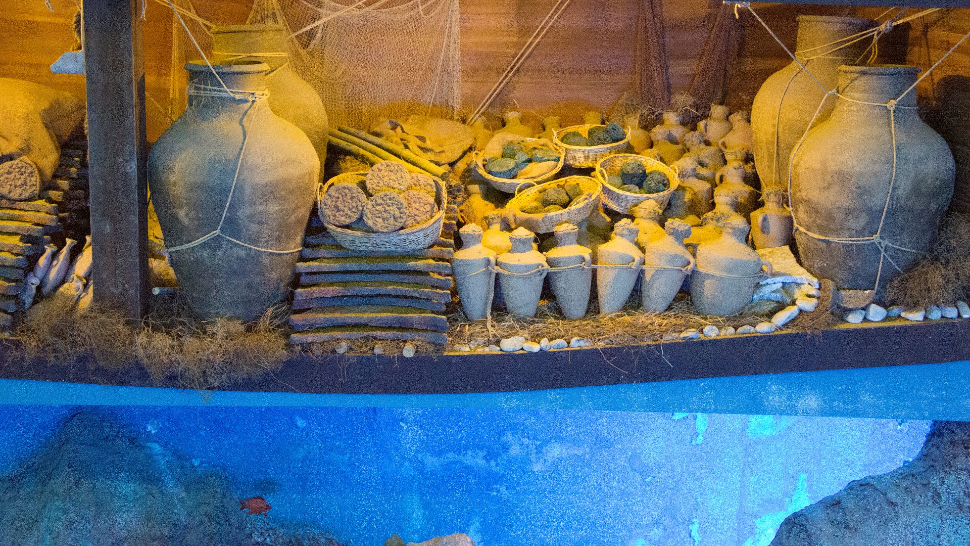 In a reconstruction in mixed techniques the life aboard as well as the way the load was stored are shown.
