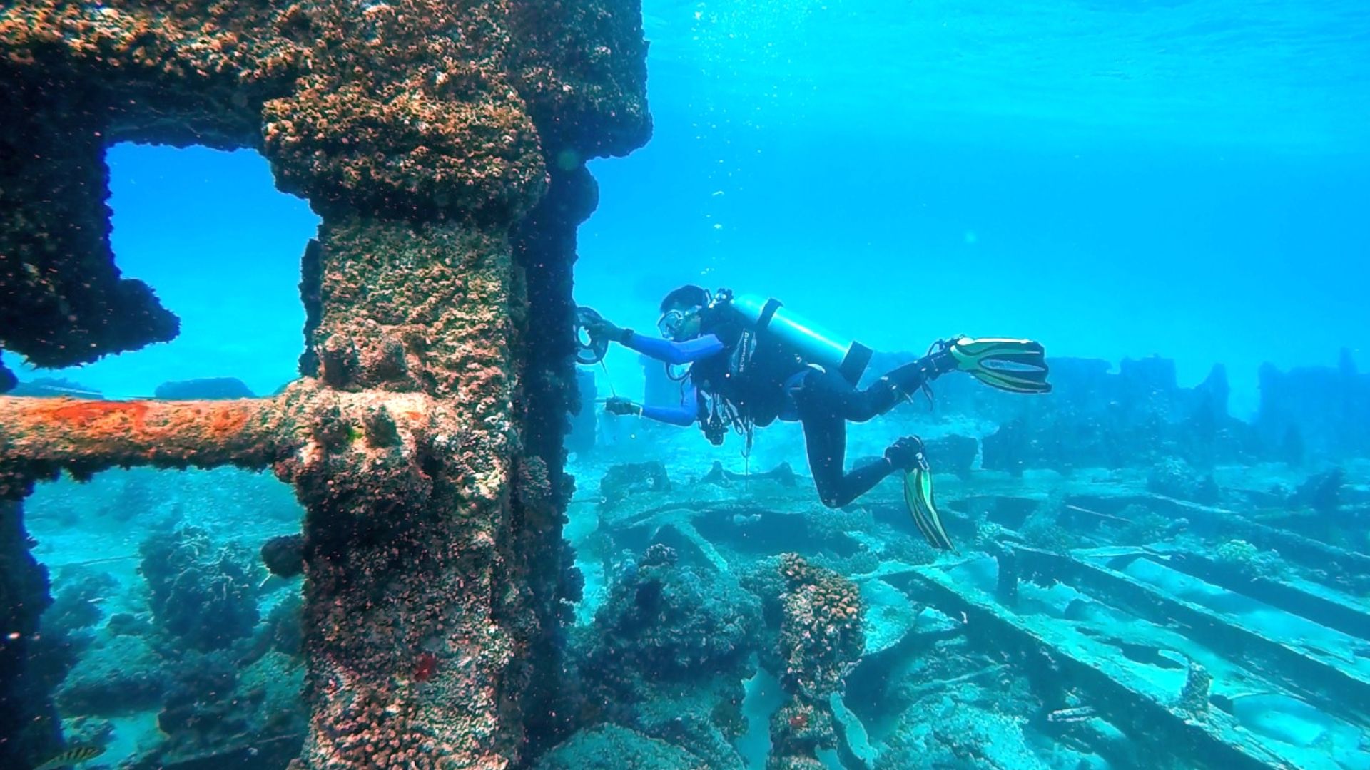 This is a shipwreck engine that is being measured by underwater archeology. This shipwreck uses coal as fuel.