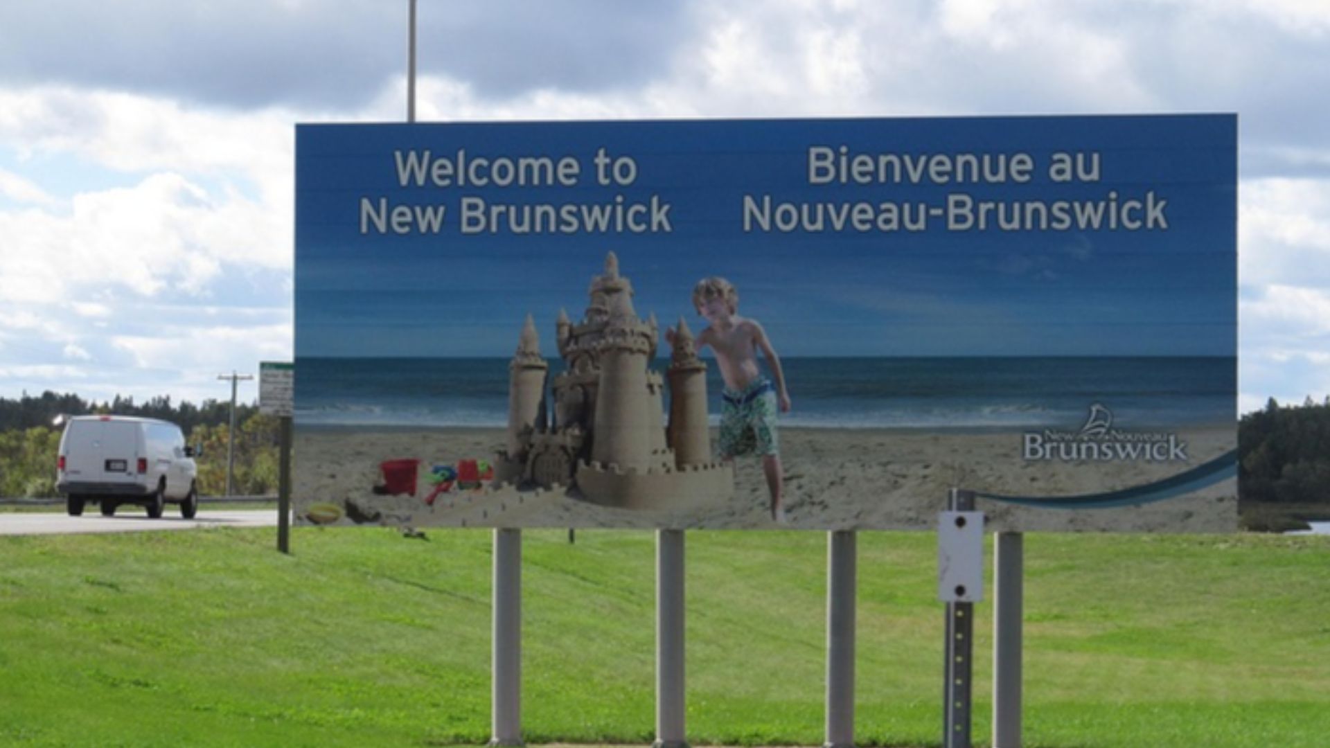 Panneau routier bilingue de bienvenue au Nouveau-Brunswick.
