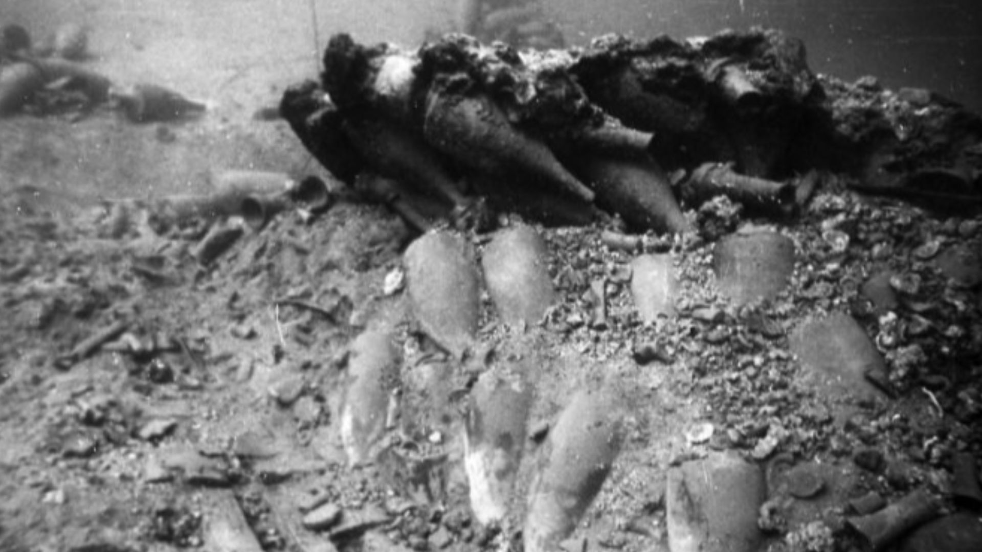 In the foreground appears the hull then three rows of amphoras