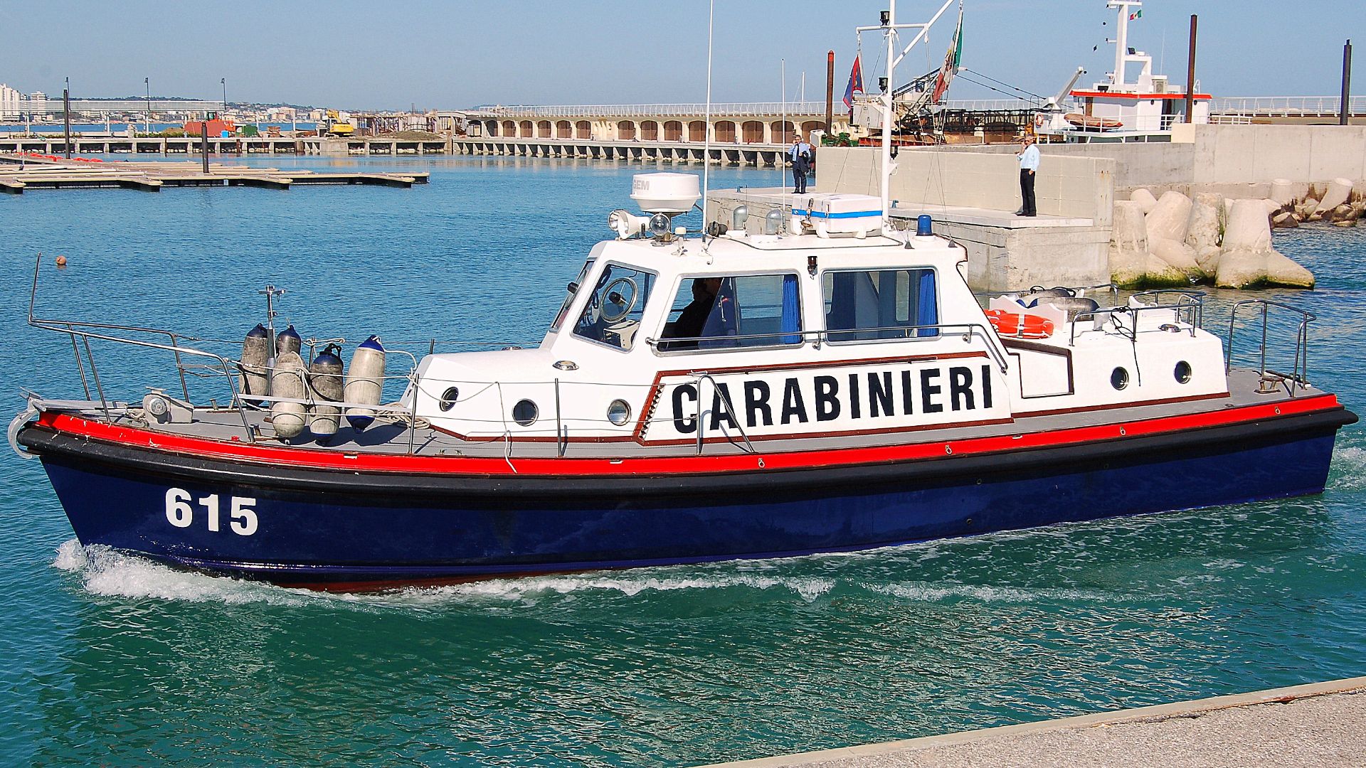 The unit,that replaces the 500 class coastal patrol boat,has much higher performance and characteristics: with a crew of 5 military is over 12 meters long and has a displacement (weight) at full load over 11 tons.
Equipped with 2 diesel engines of 240 Hp 