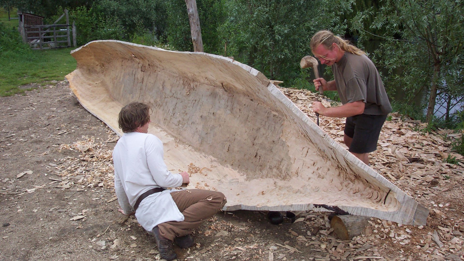 Building of a 10 meters (33 feet) seagoing dugout canoe
