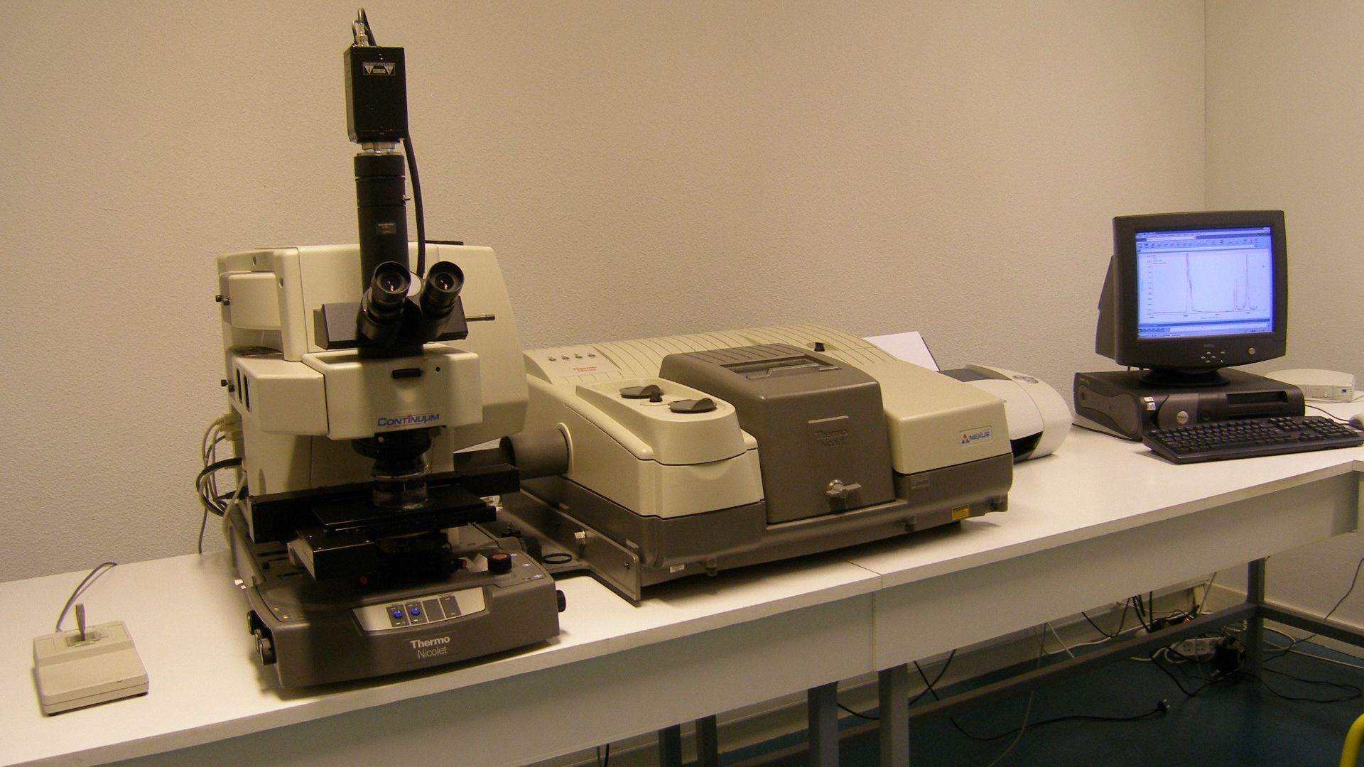 IR spectrometer equipped with microscope accessory for materials analyses