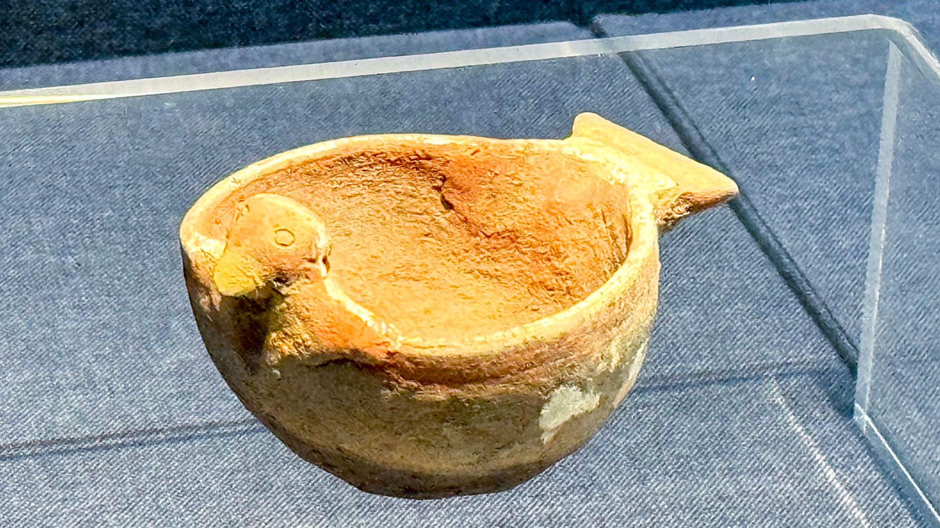 Bird-Shaped Pottery Yi with Red Pigment, Warring States Period