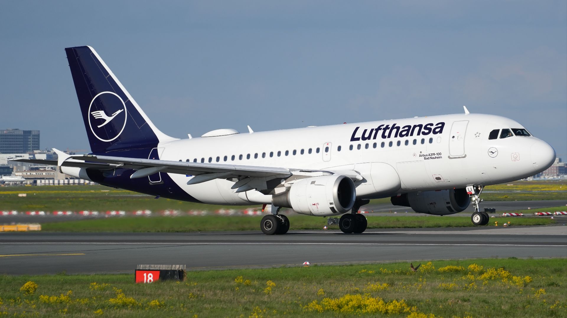 Der Airbus A319-114 der Fluggesellschaft Lufthansa mit dem Kennzeichen D-AILI startet auf der Bahn 18 des Flughafens Frankfurt Main zu einem Flug nach Zürich.