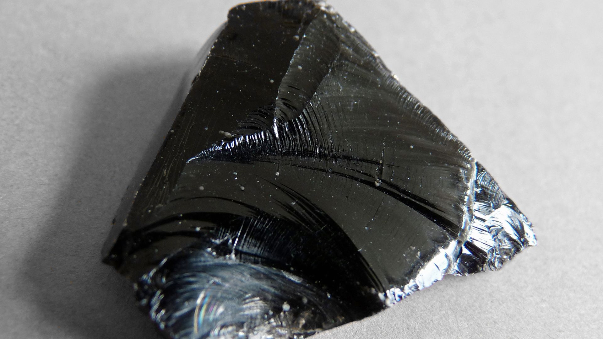 Echantillon d'obsidienne récolté près du Monte Pilato, dans l'île de Lipari (îles Eoliennes, Sicile). Dimensions :  env. 3 cm.