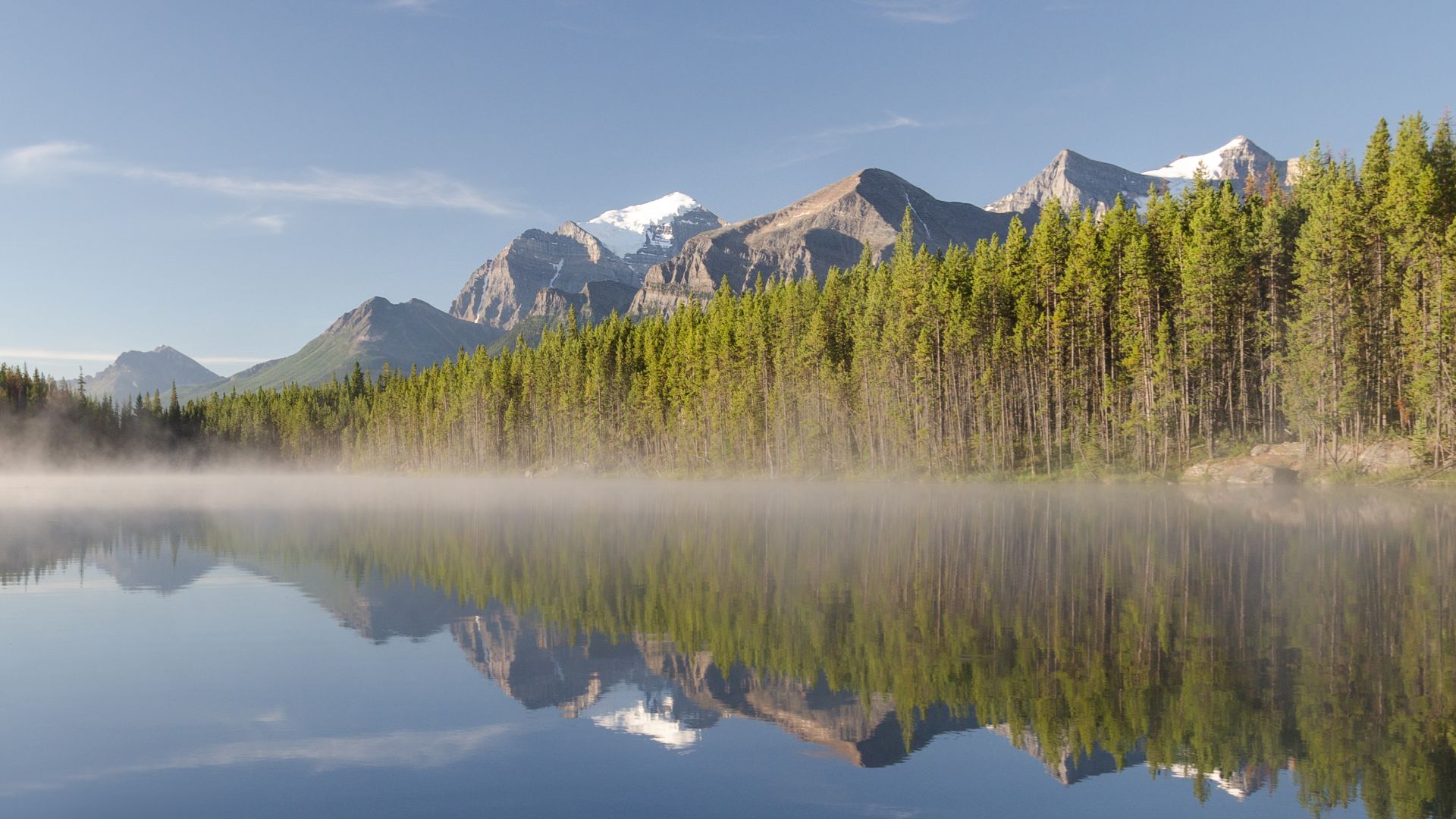 Herbert Lake at Icefields Parkway (Promenade des Glaciers). Alberta, Canada.