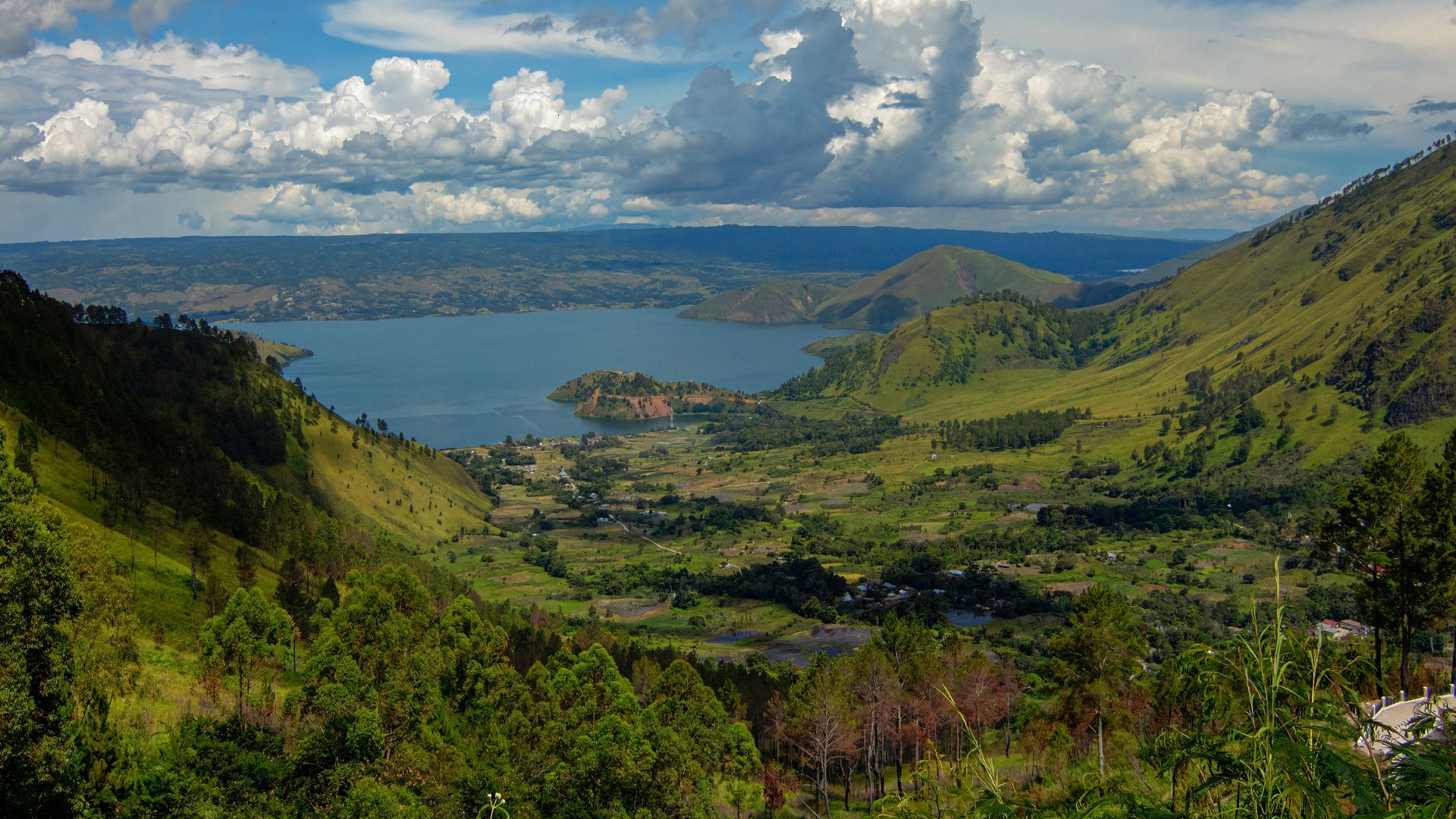 Lake Toba is flanked by 7 districts in North Sumatra. The beauty of Lake Toba in each place is different. The view of Lake Toba in the photo taken from Tele Samosir