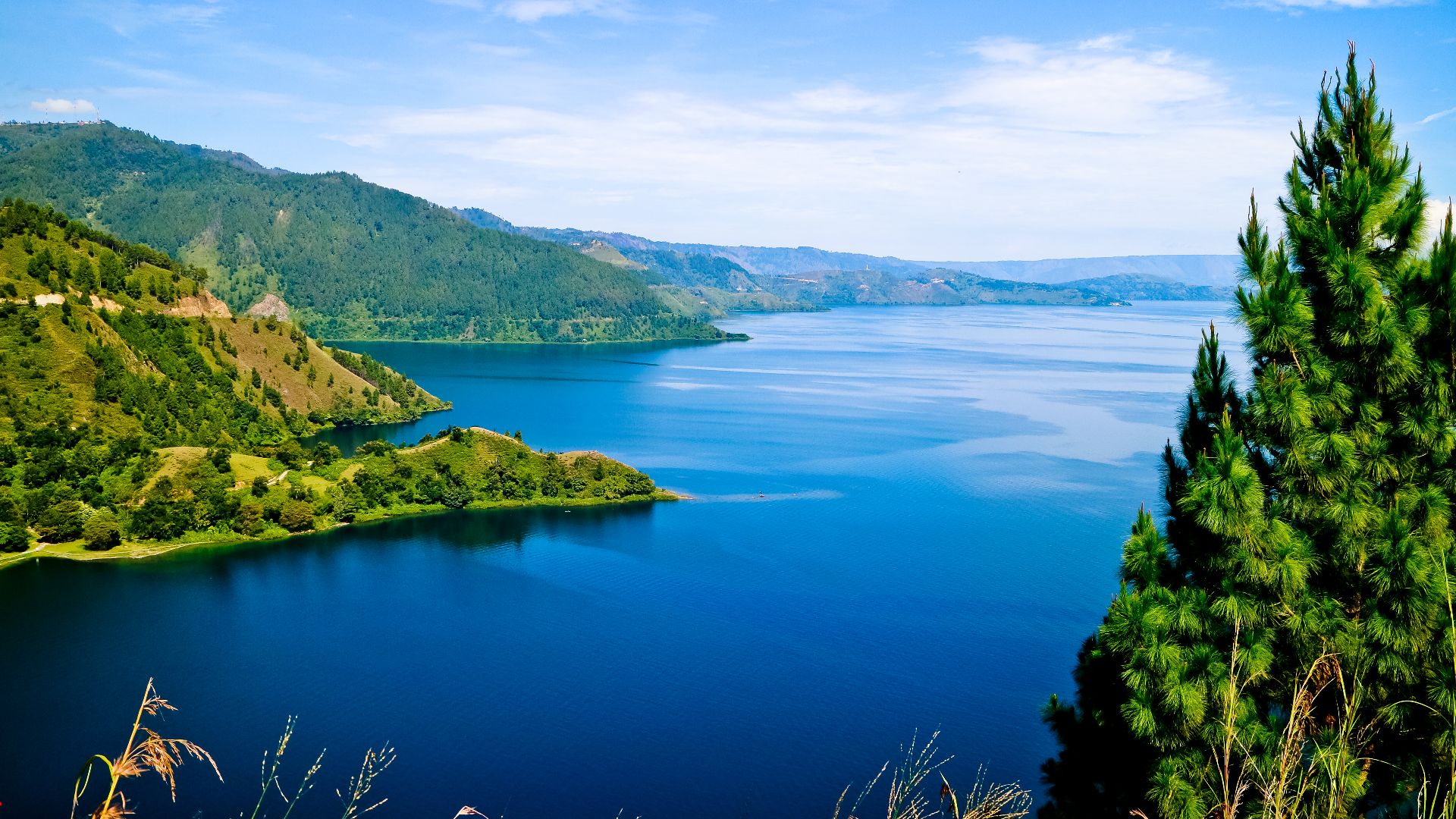Danau Toba terletak di tengah pulau Sumatra bagian utara. Kompleks kaldera Toba di Sumatra Utara merupakan bagian dari Pegunungan Bukit Barisan. Dengan luasan yang besar ini Danau Toba sebenarnya lebih mirip lautan daripada danau.