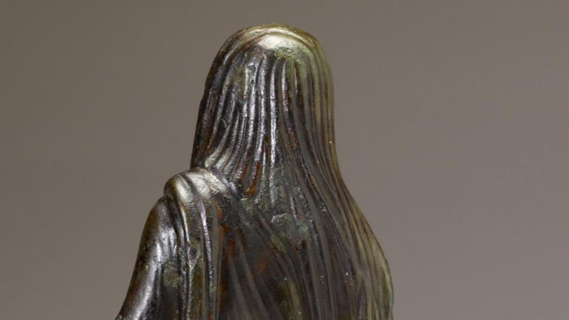 The statuette represents the