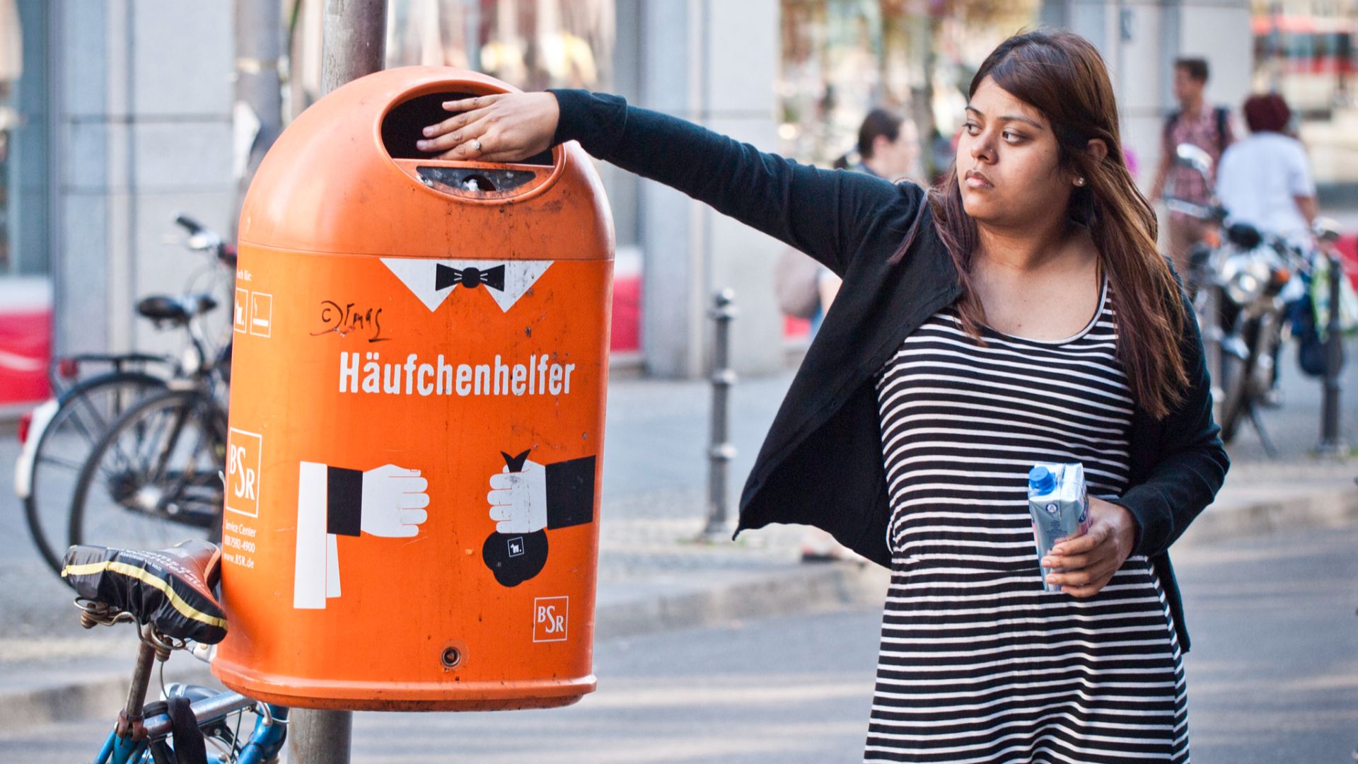 500px provided description: Mull wegwerfen [#Zweirad ,#Street Photography ,#People ,#Street ,#Woman ,#Menschen ,#Tourist ,#Frau ,#Traffic ,#Bike ,#Trash ,#Bicycle ,#Mensch ,#Street Portrait ,#Streetfotografie ,#Technik ,#Technique ,#Rubbish ,#Fahrrad ,#Ve