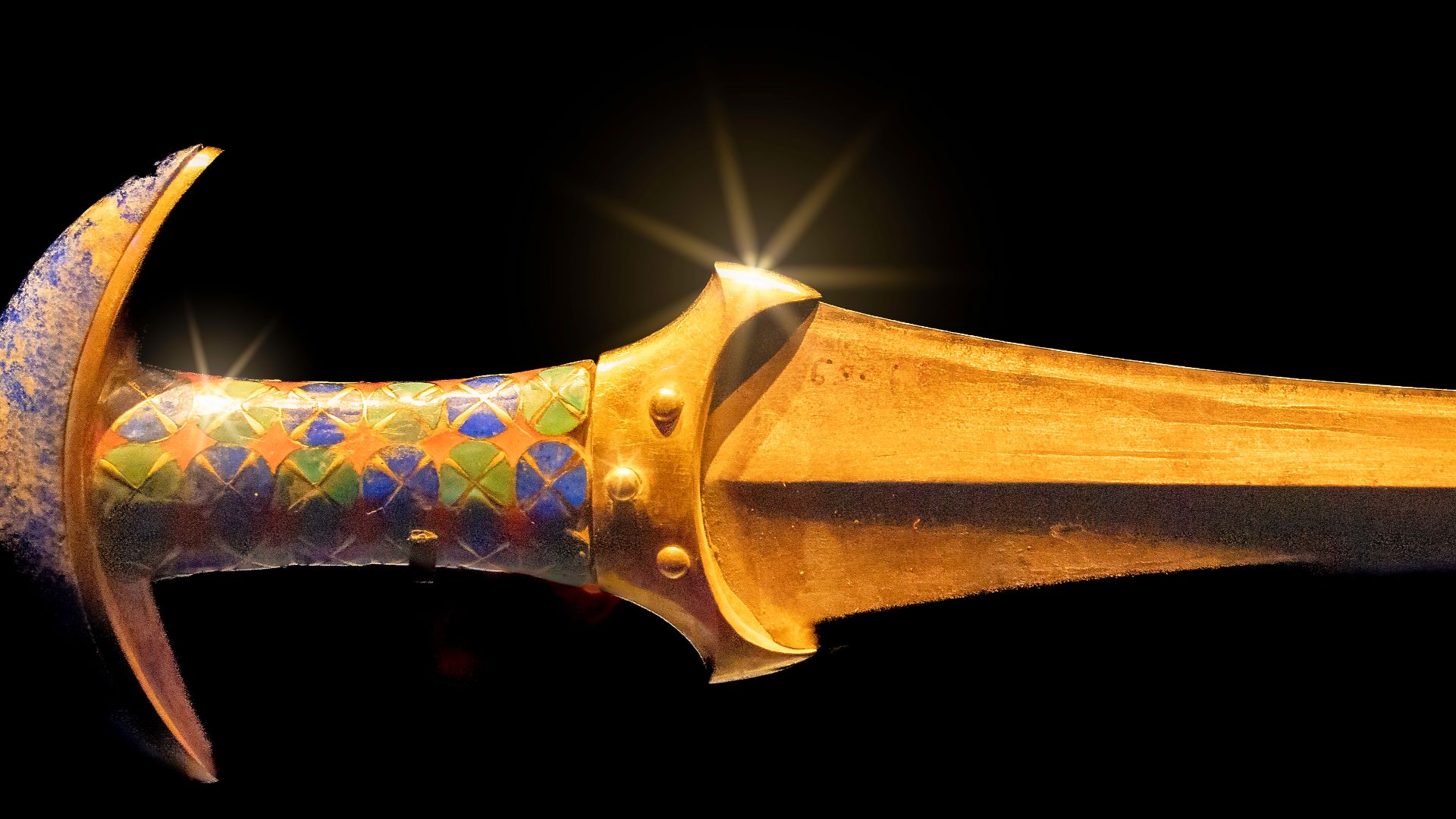 This dagger was found in the coffin of the tomb of Princess Ita, a daughter of Amenemhat II of the 12th Dynasty of Egypt who ruled in the 19th century BCE, together with a collection of jewels that included bracelets, anklets, a necklace, and the remains