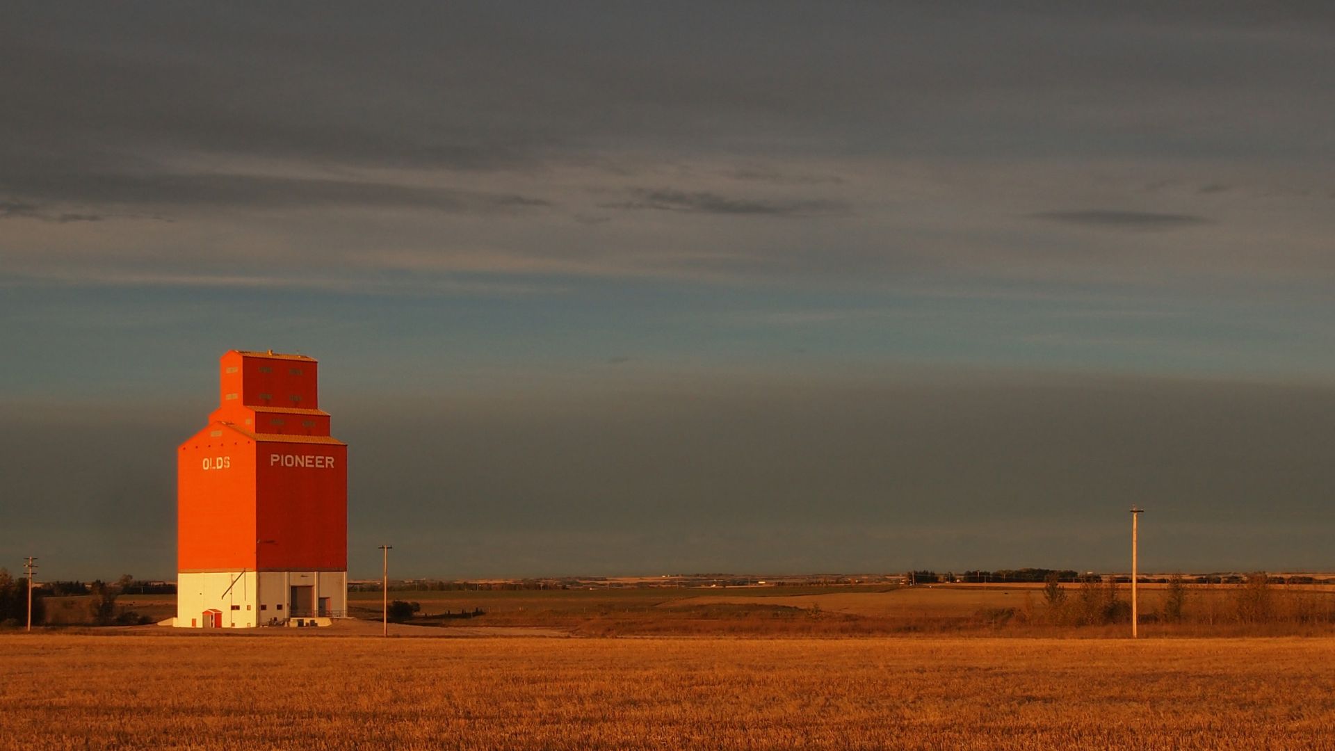Embarked on another road trip, this one just 1200km over 2 days. Olds was our first stop. These recent years had been quite destructive for wooden Pioneer grain elevators. I wouldn't be surprised if I don't see this next year.