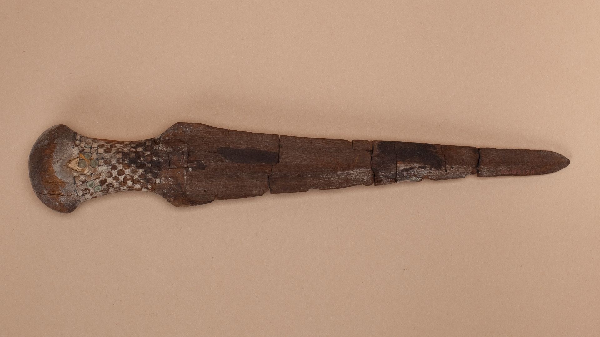Model dagger blade