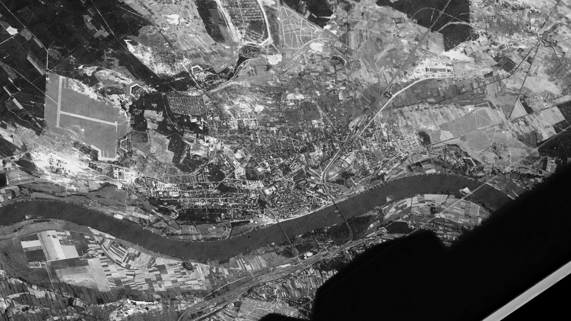 Toruń and its neighborhood seen by the Amercian reconnaissance satellite Corona 98 (KH-4A 1023) on 23rd of August 1965. This is one of the first satellite images of Toruń, at least American one.