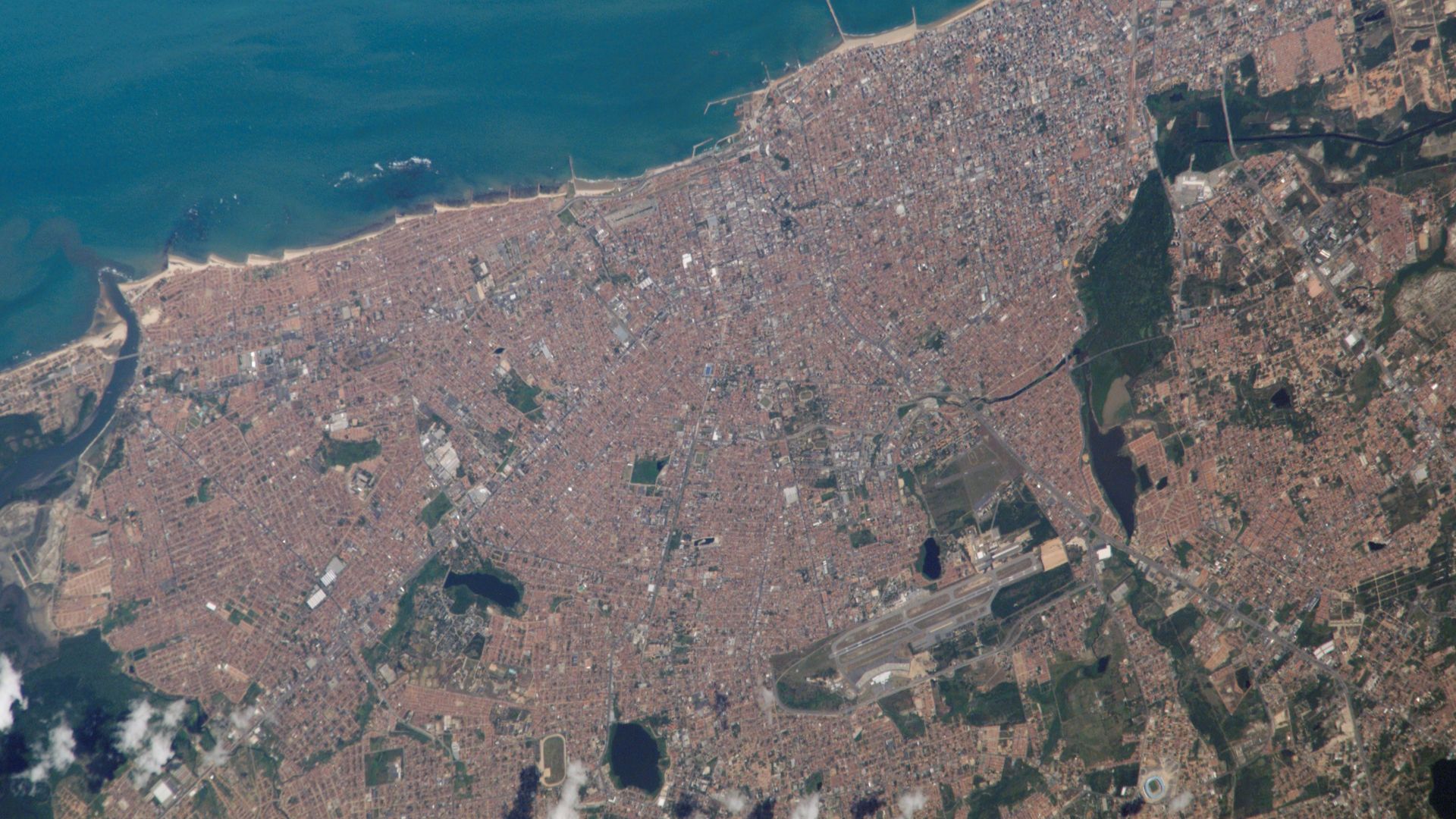 Imagem aérea do Centro da cidade de Fortaleza,bairros vizinhos e aeroporto