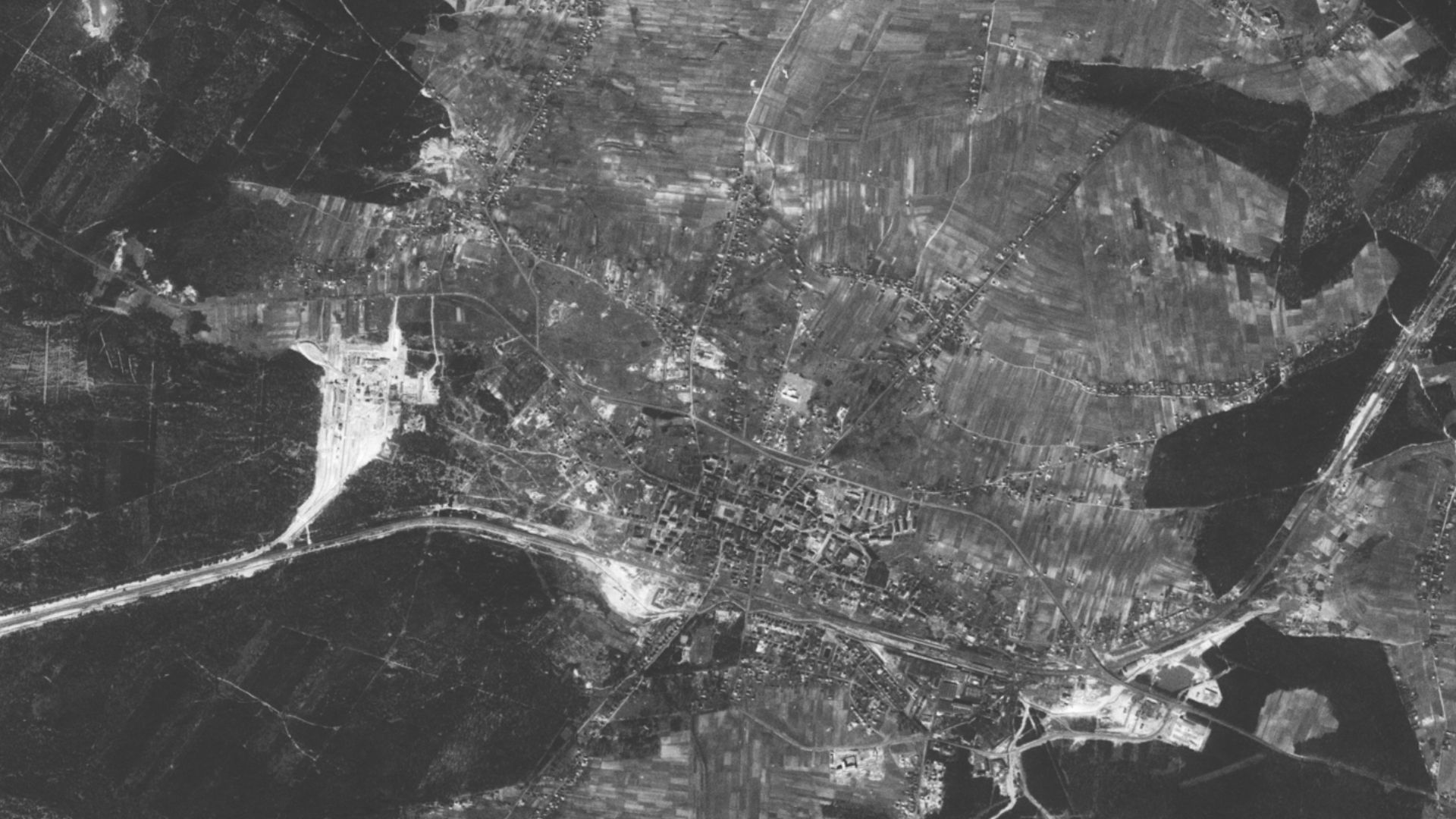 Olkusz sfotografowany 25 marca 1968 przez amerykańskiego satelitę wywiadowczego Corona 124 (KH-4A 1046-2). 
Zdjęcie stanowi fragment części b klatki nr 34. Zdjęcie odbite lustrzanie w obu kierunkach i obrócone tak, aby odzwierciedlało rzeczywiste położeni