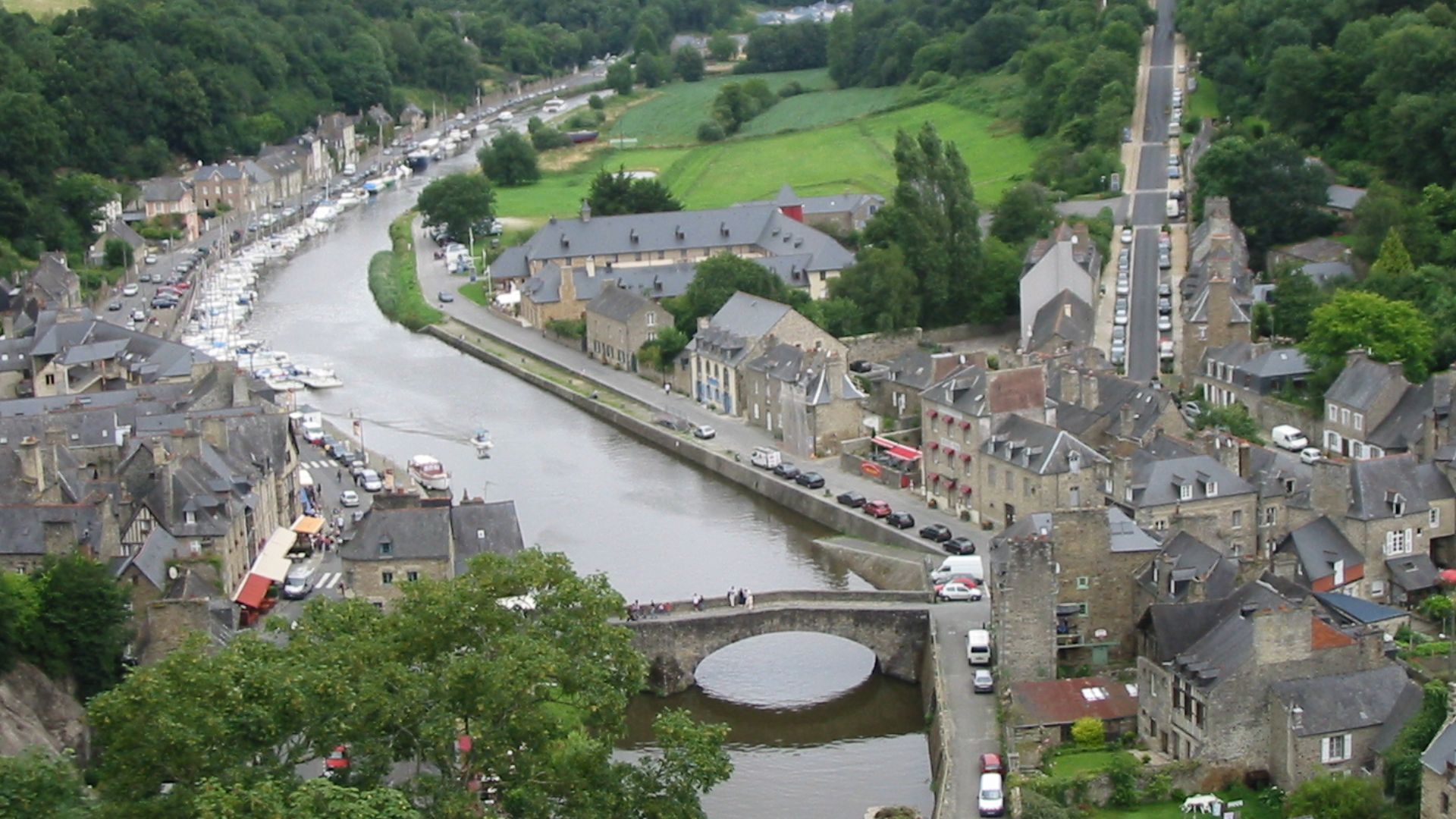 Dinan (France, Britanny)) Rance river and old bridge