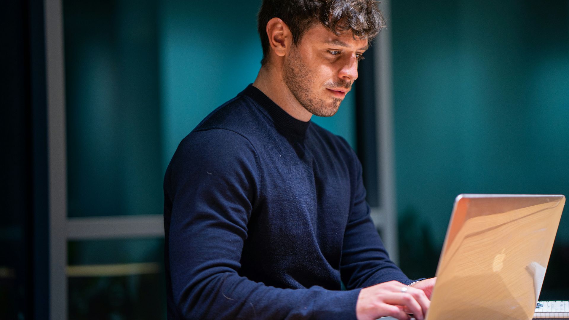 man in black long sleeve shirt using macbook
