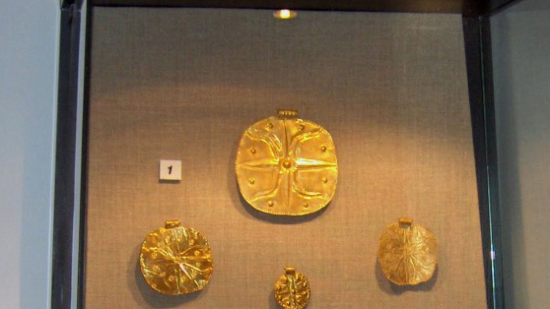 Egyptian jewelry; Uluburun shipwreck, St. Peter's castle, Bodrum, Turkey

1. gold disk-shaped pendant 2. gold falcon pendant 3. gold goddess pendant 4. faience beads 5. rock crystal beads 6. agate beads 7. faience beads 8. ostrich eggshell beads 9. silver