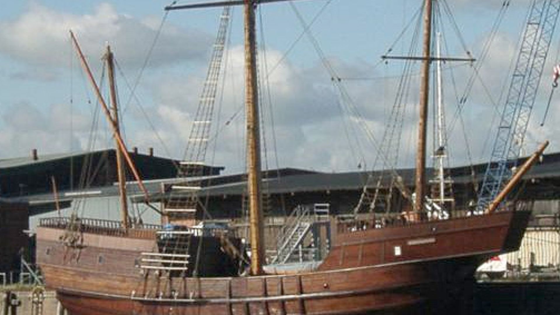 File:The Lisa von Lübeck, berthed.jpg