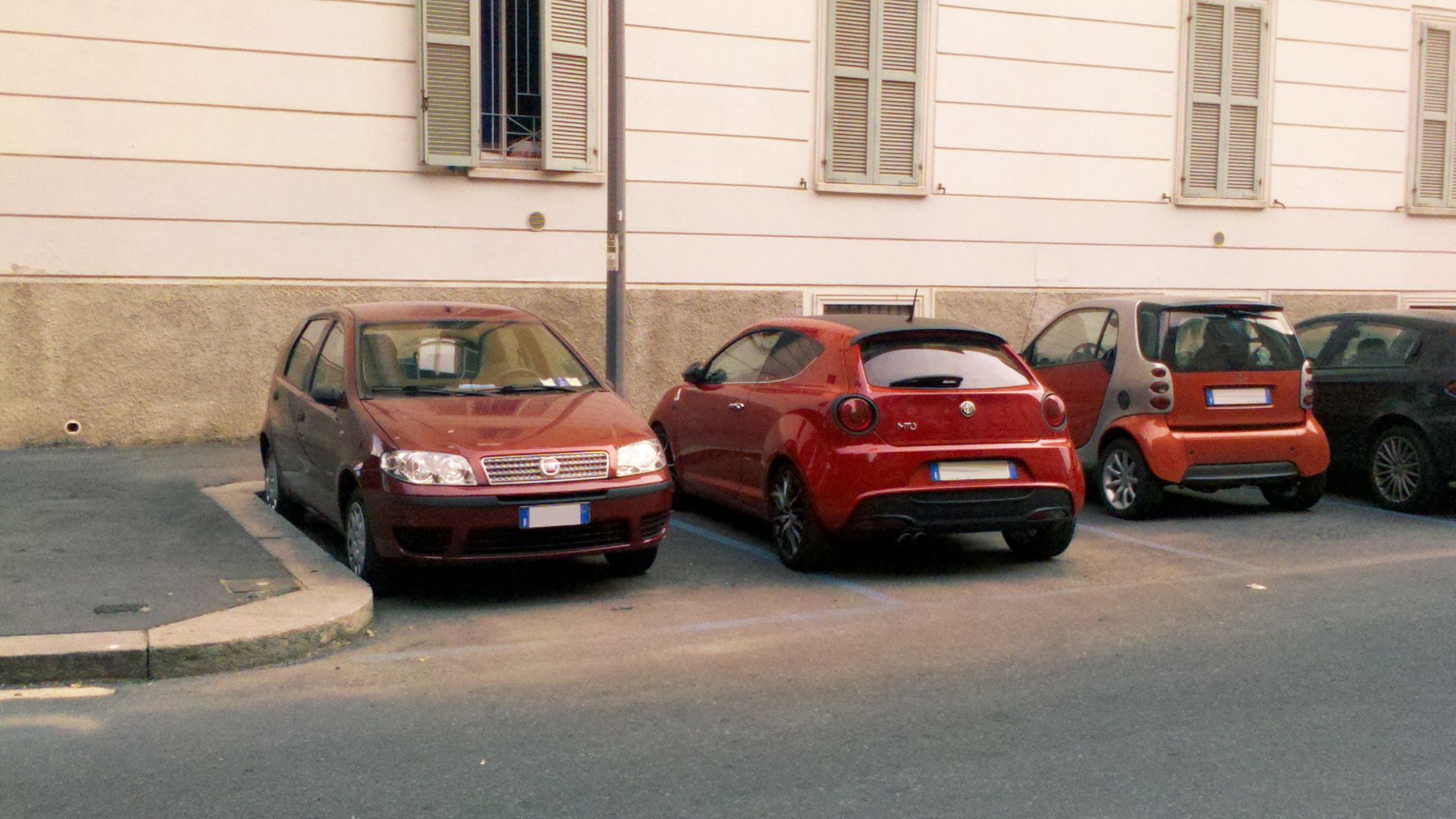 Una Alfa Romeo Mito QV rossa fiammante con interni in fibra di carbonio. Fotografata a Milano nel 2014