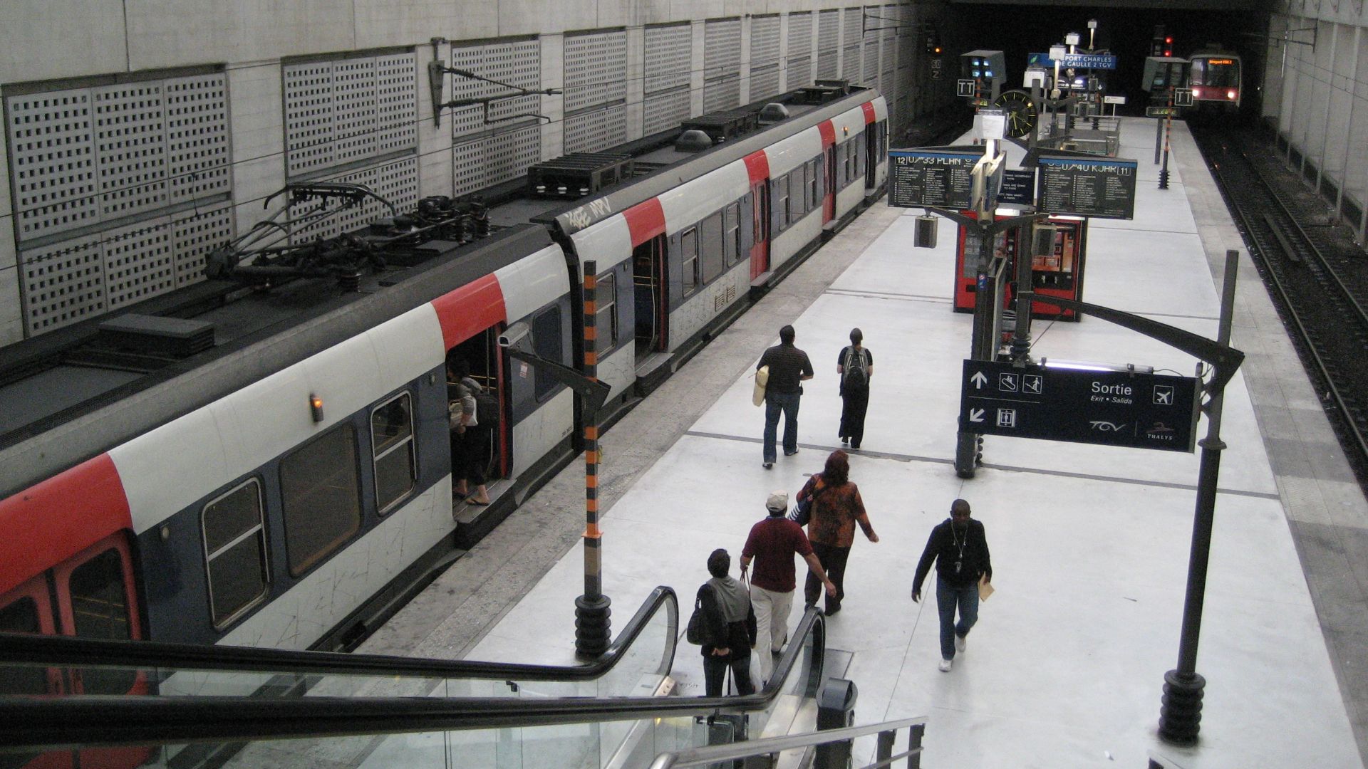 File:RER-B at Charles de Gaulle.jpg