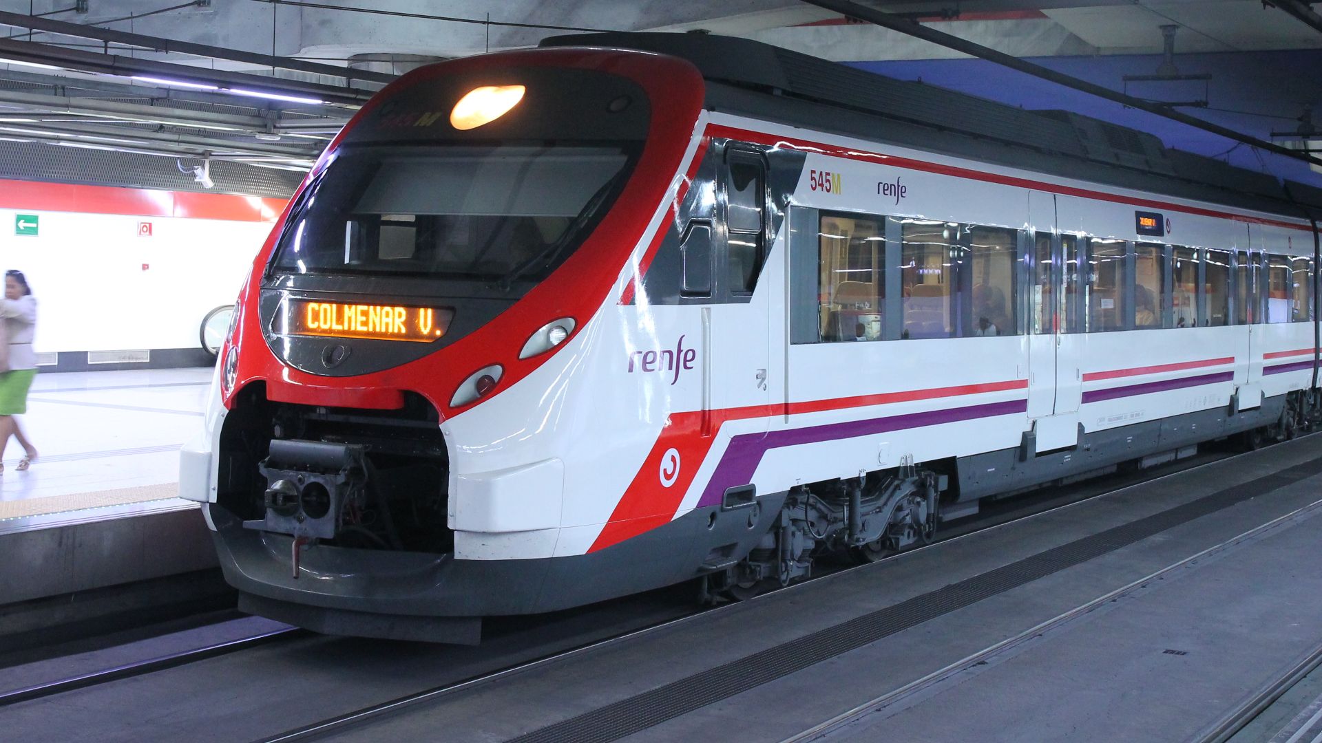 Nuevos Ministerios station, Cercanías, platform 6, train RENFE class Civia