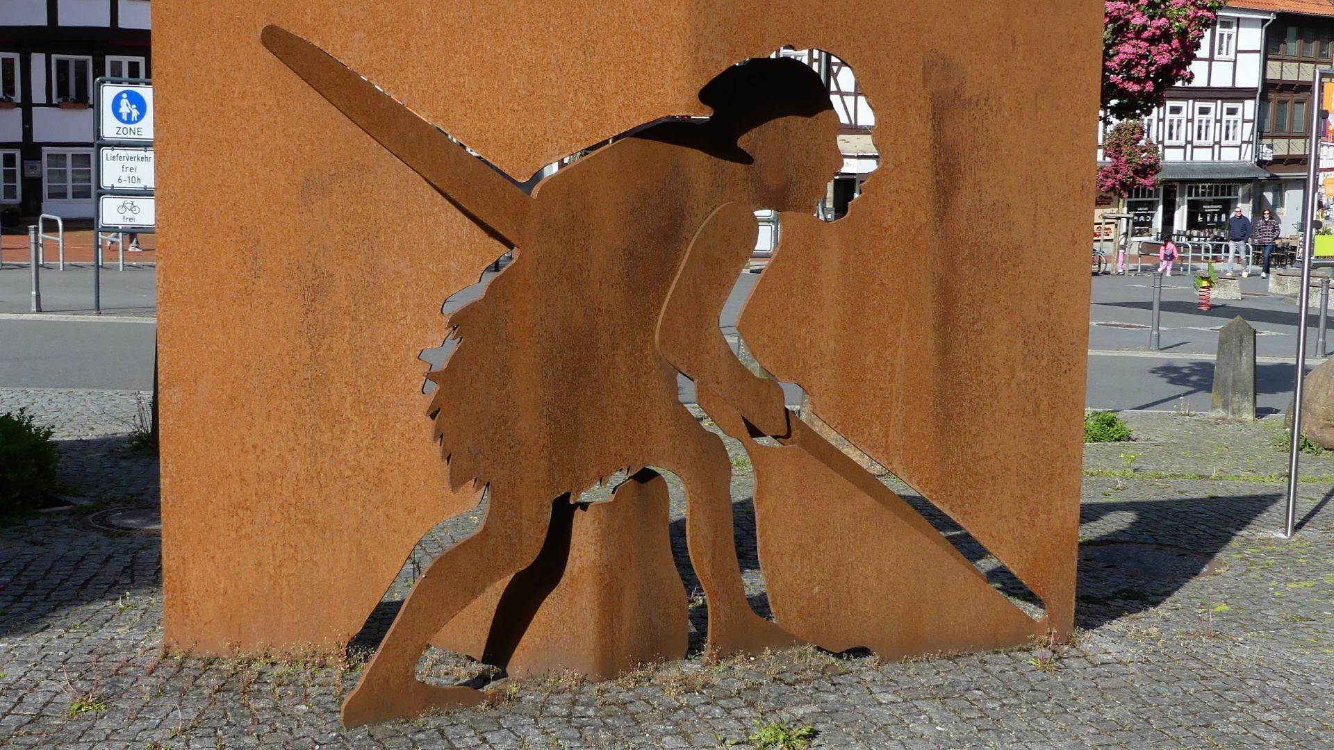 Sculpture of a man with a spear in Schöningen