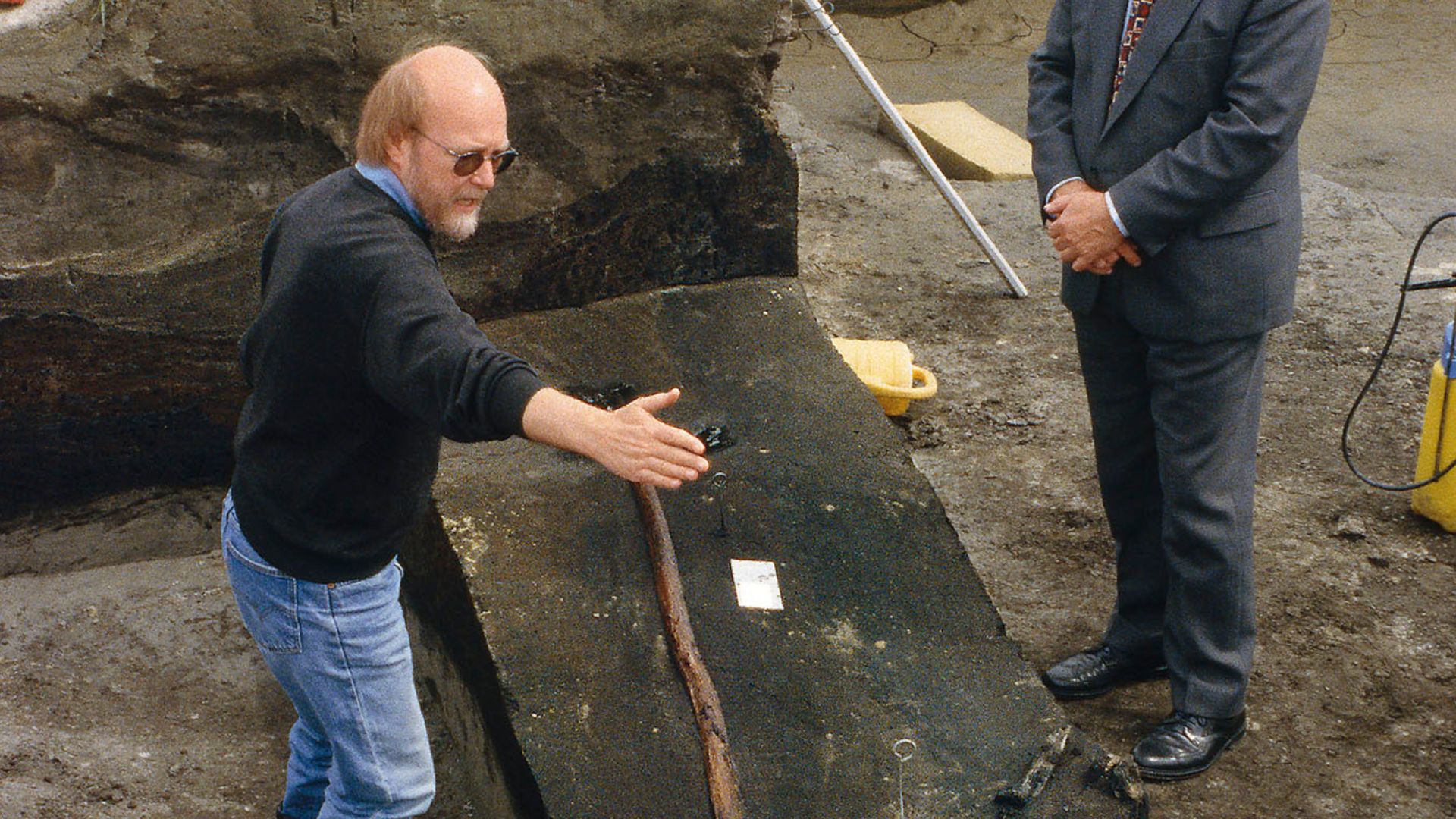 Ausgräber Dr. H. Thieme erklärt Speer VI in Fundlage