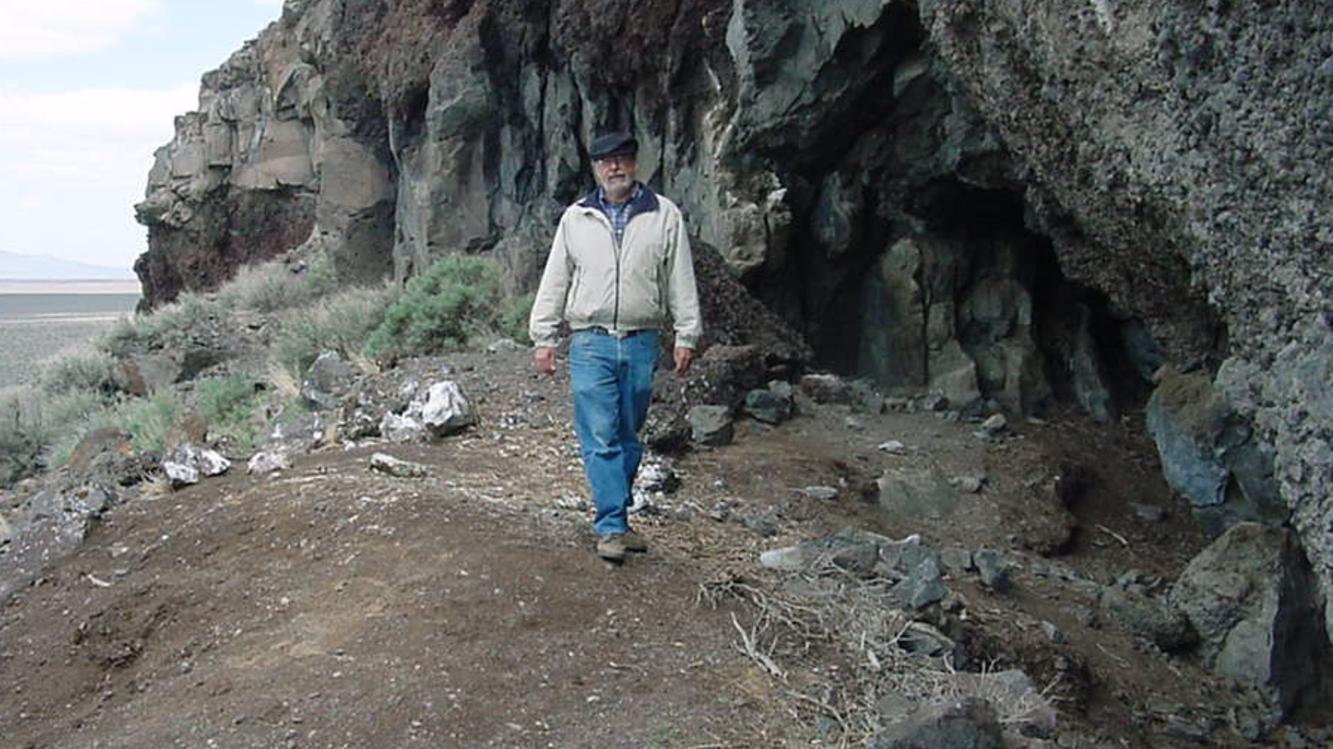 Paisley Caves, above the Summer lake plain, Oregon. In these caves some of the oldest human remains in North America were found. Bill Cannon, archaeologist of the BLM Lakeview, district in the center.
This is an image of a place or building that is