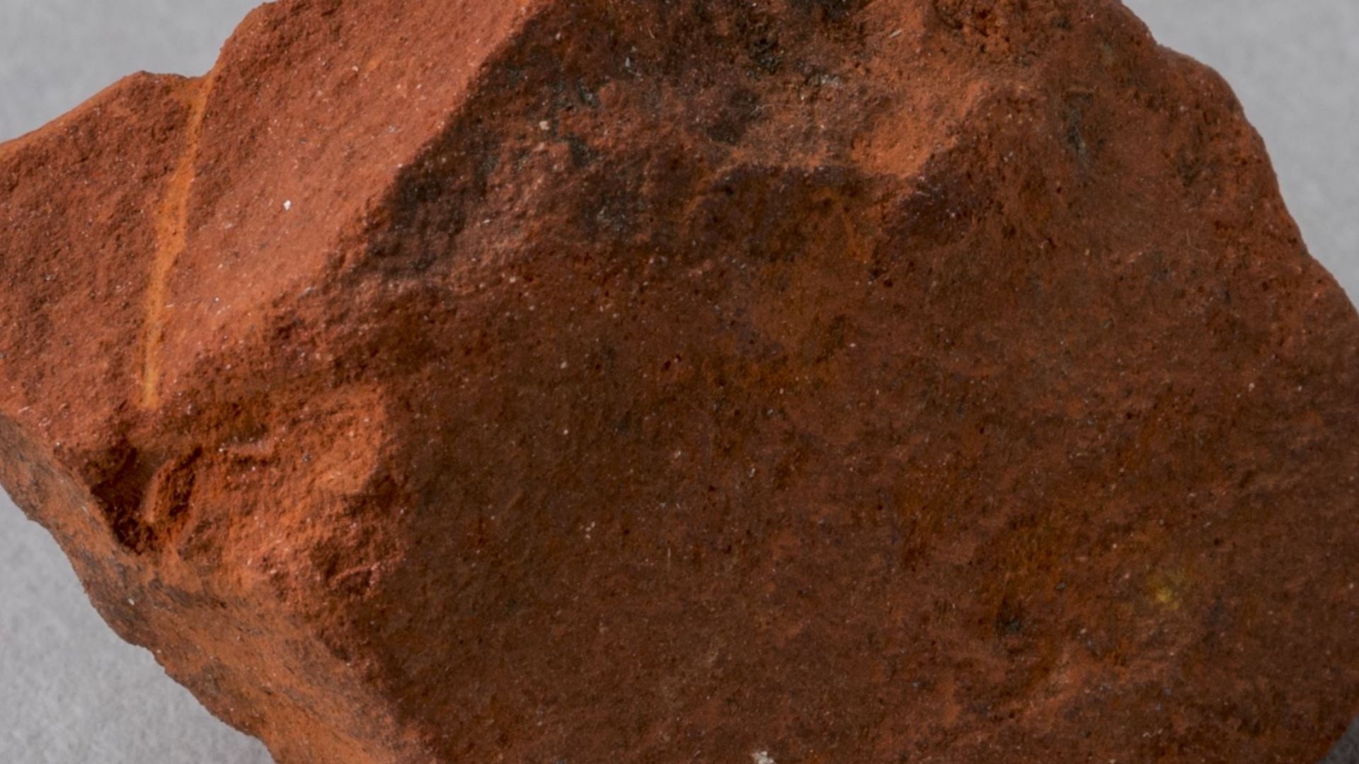 File:Fragment of red pigment Ochre - Museo Egizio, Turin S 9927 p02.jpg