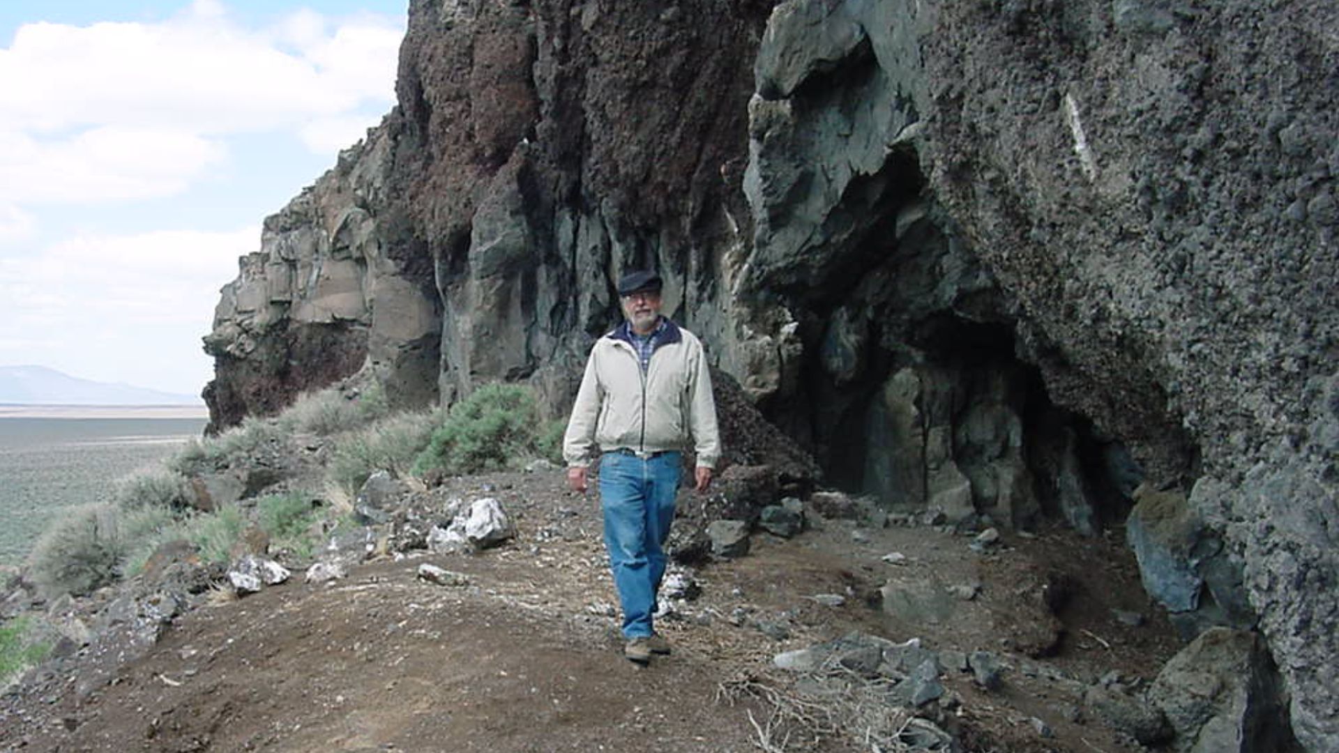 Paisley Caves, above the Summer lake plain, Oregon. In these caves some of the oldest human remains in North America were found. Bill Cannon, archaeologist of the BLM Lakeview, district in the center.
This is an image of a place or building that is