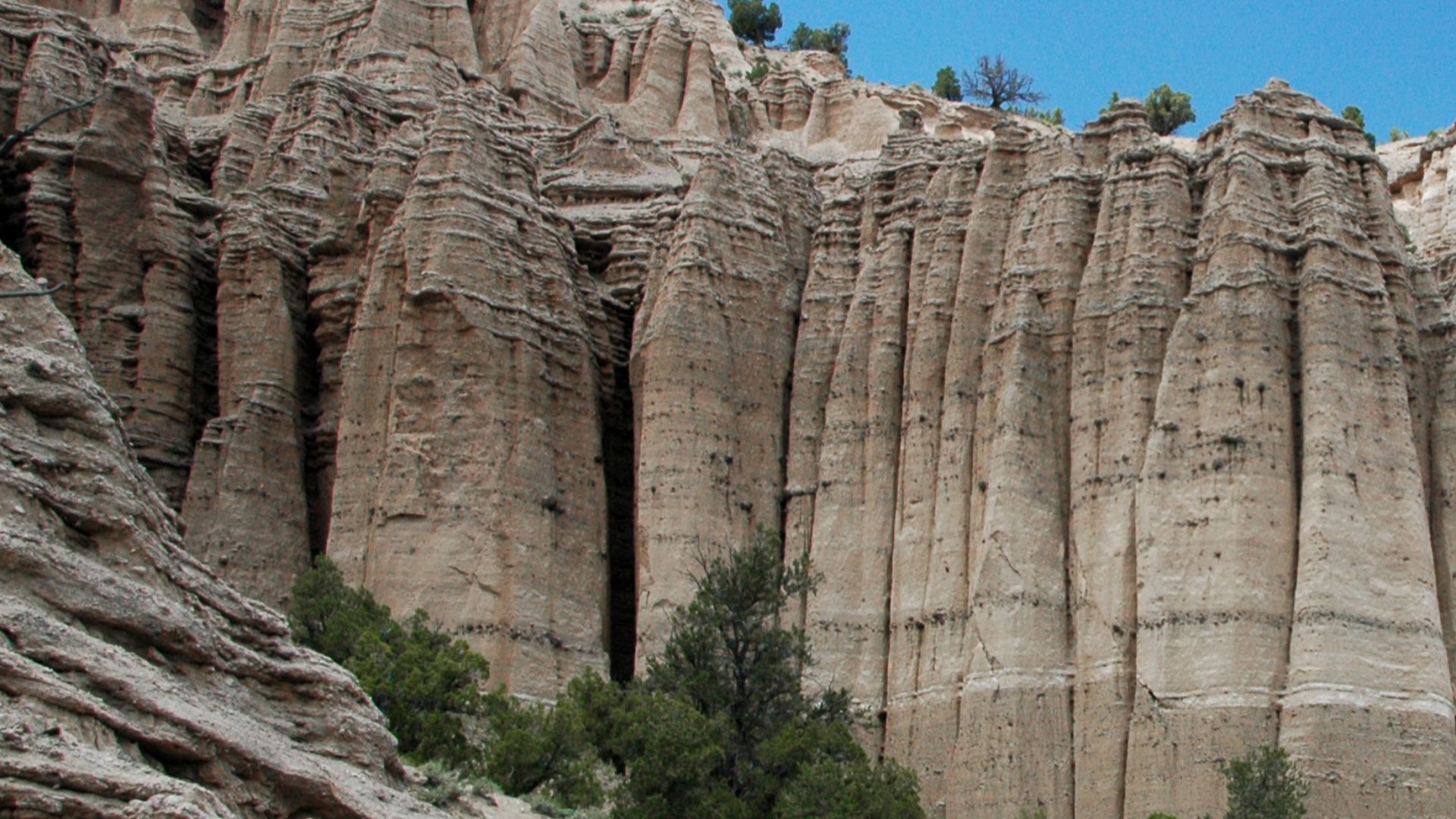 Volcaniclastic sedimentary rocks in the Tertiary of Utah, USA.
This is the Sevier River Formation, a Miocene-aged, semilithified, fluvial sedimentary unit consisting of coarse-grained to fine-grained sediments of volcanic origin.  Lithologies in the area 