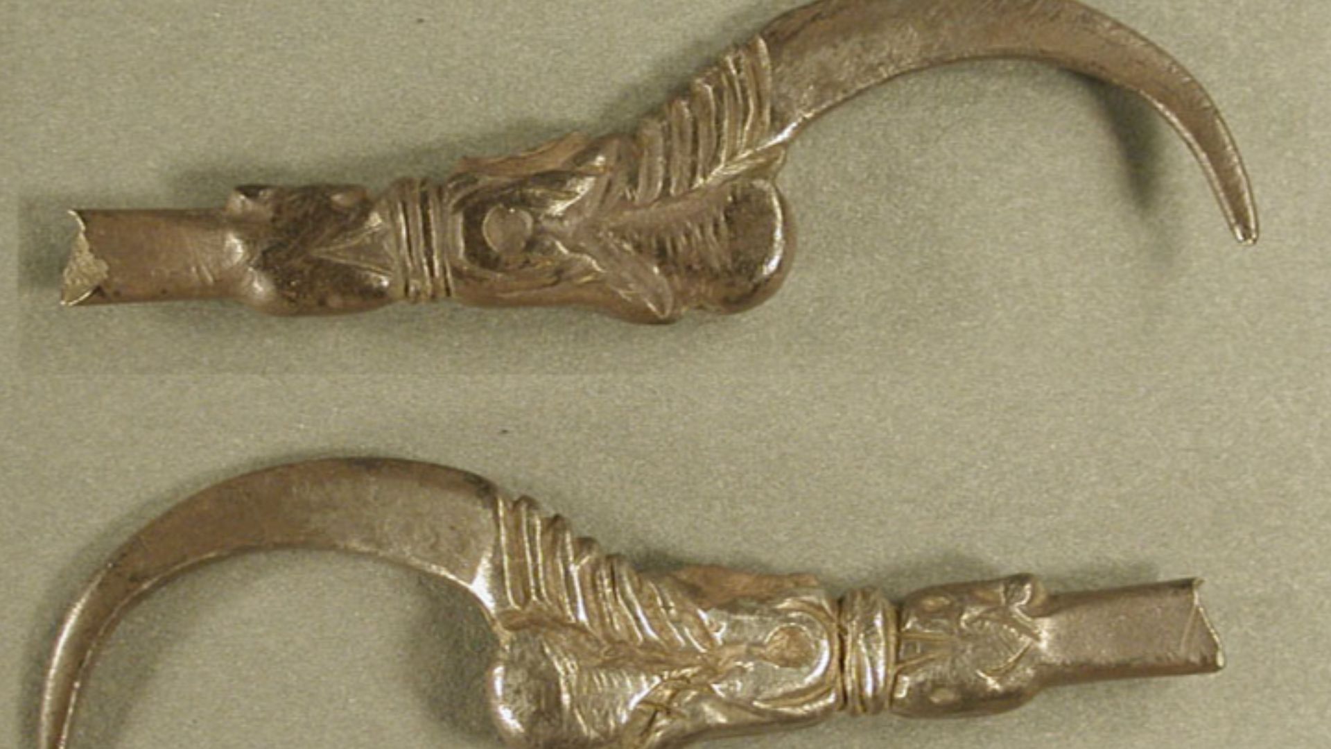 TREASURE CASE : 2004 T190
A silver toothpick, broken along the shaft. The pick in the shape of a bird’s  talon, emerging from the fleshy part of a bird’s claw, etched with lines to imitate skin at the point where the talon joins the claw. The shaft is of 