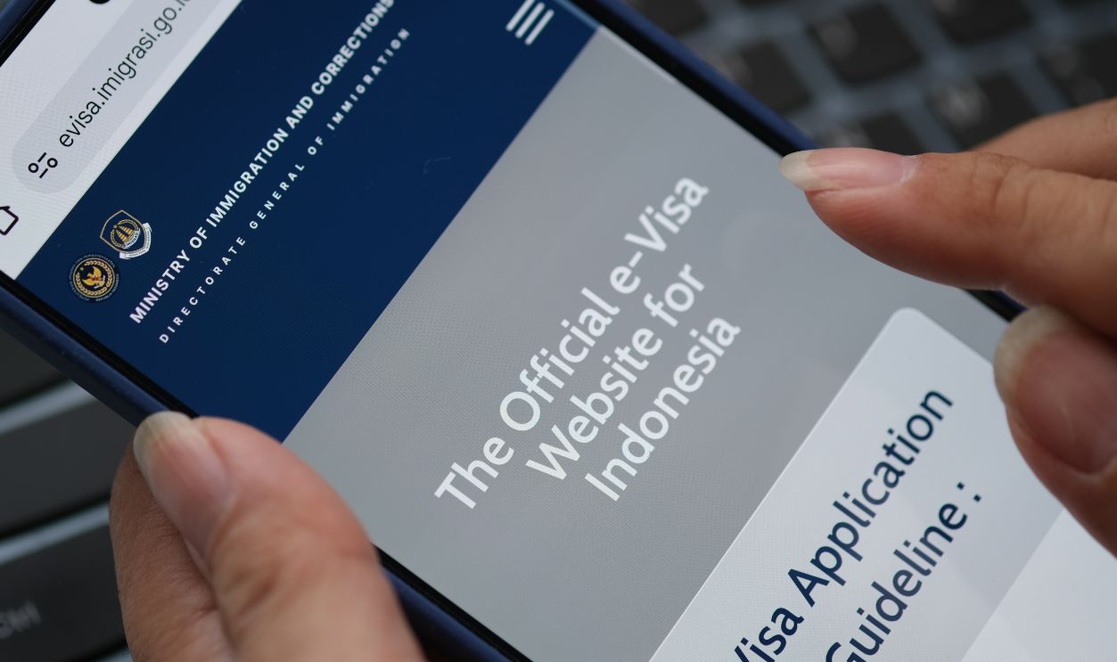 Official online register e-Visa website for foreign traveler to Indonesia. Jakarta, 18 December 2025.