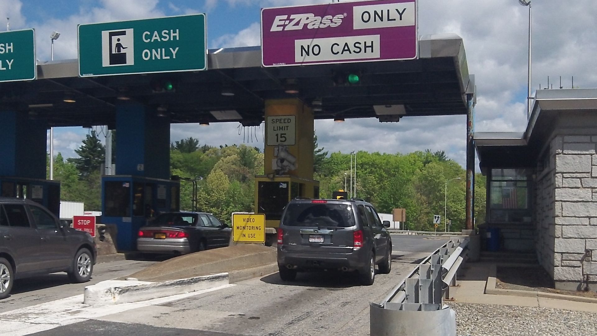 MassDOT this week begins a change of all signage at toll plazas on the Turnpike, Tobin Bridge and Airport Tunnels to improve safety and meet federal highway guidelines. Drivers will see E-ZPass signs go up and ‘Fast Lane’ signs come down.
“Driver hesitati