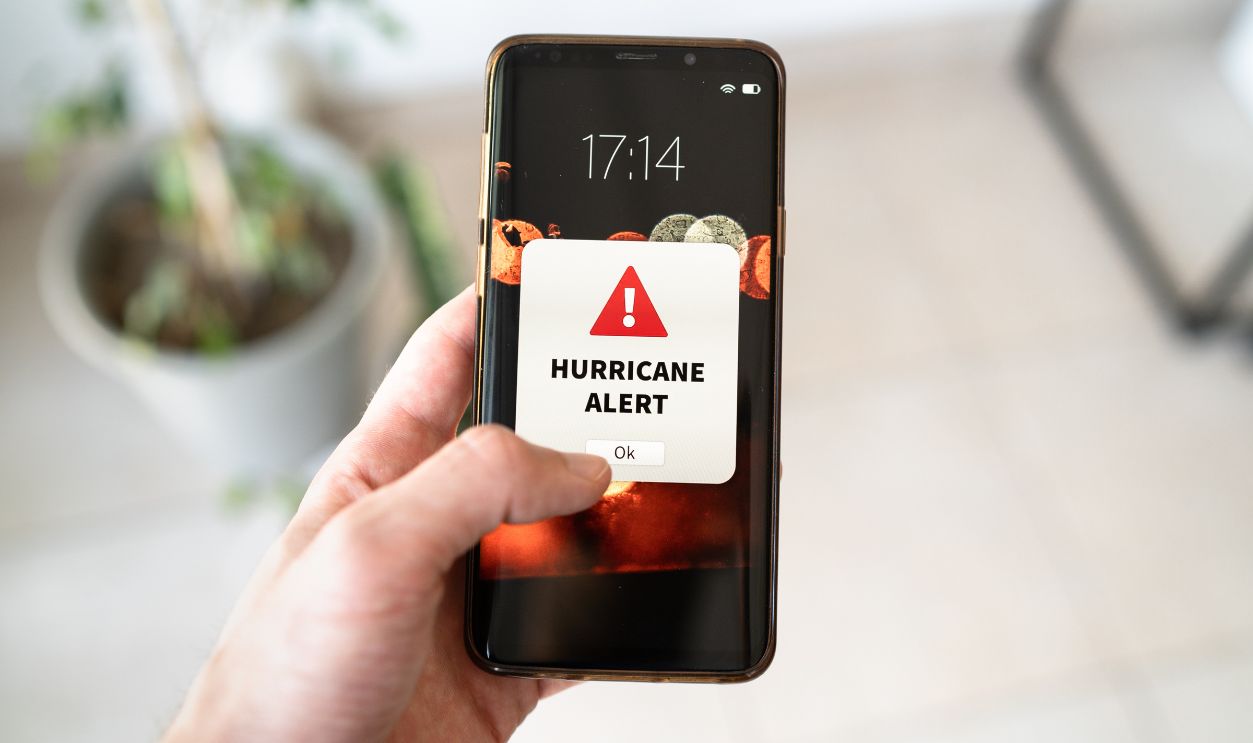 Shutterstock - 2493385205 - A New hurricane alert notification on the smart phone.