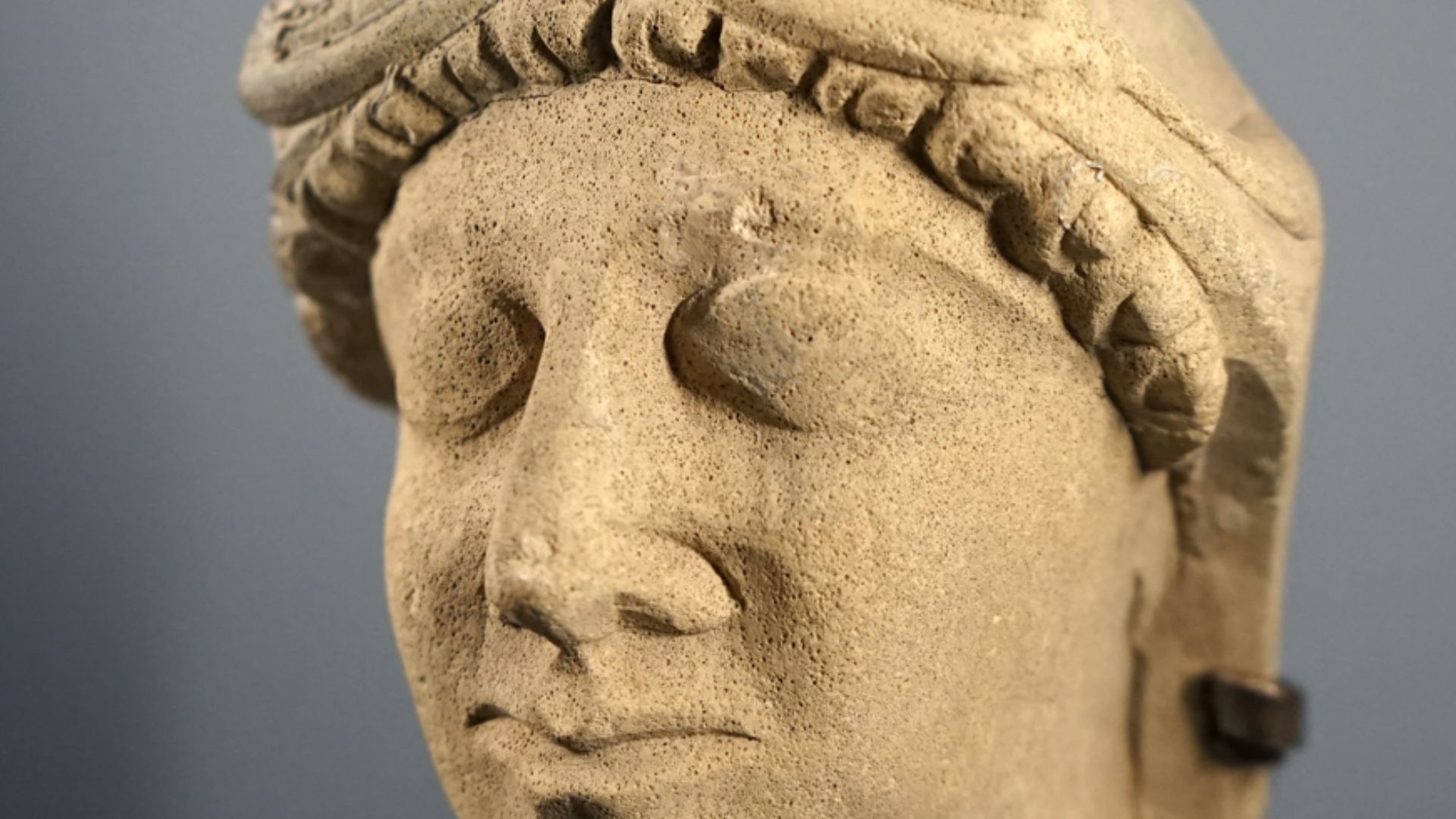 Statuette
Calcaire
Trouvée à Thônis-Héracléion par l'équipe de Franck Goddio
(5ème siècle av. J.-C.)
Statue conservée au Musée maritime d'Alexandrie - IEASM en Egypte
Statue figurant dans l'exposition
