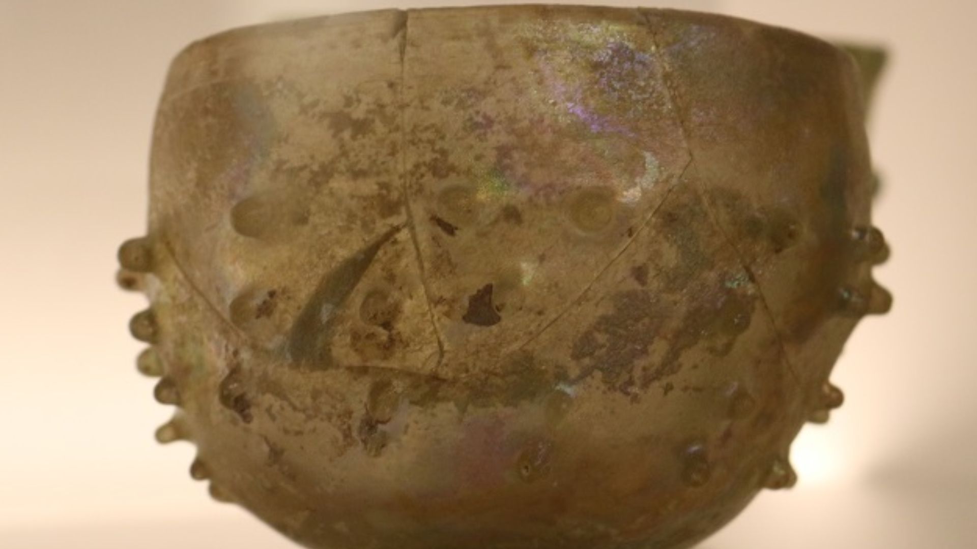 Persian Glass - Sasanian era, 7th century AD - Photo: Persian Dutch Network